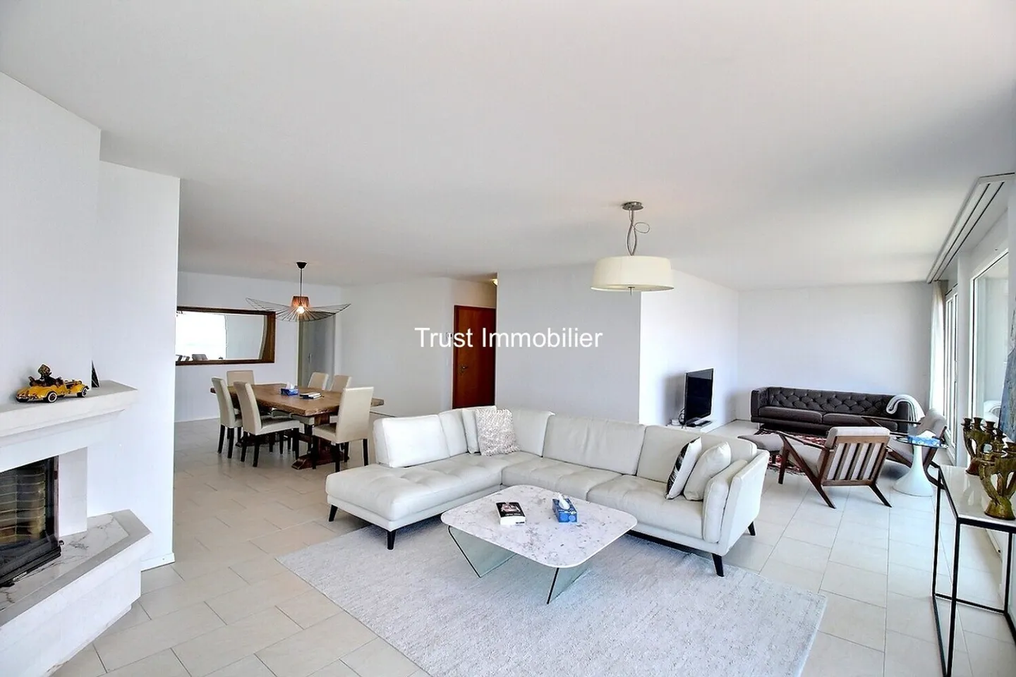 Spacious Penthouse in Montreux: Panoramic View and Vast Terrace - Photo 4 of 13