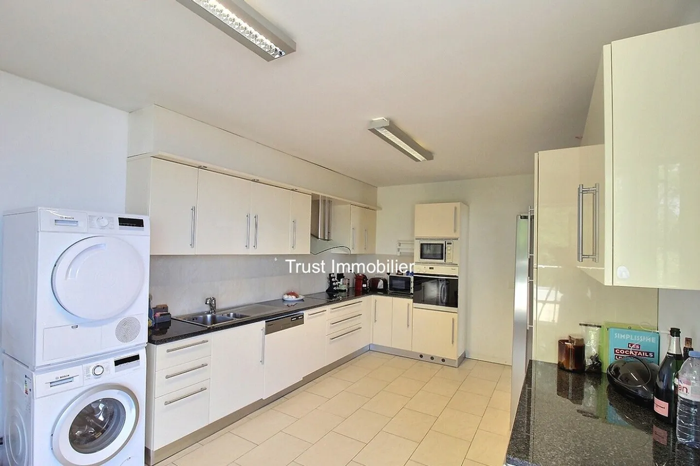 Spacious Penthouse in Montreux: Panoramic View and Vast Terrace - Photo 5 of 13