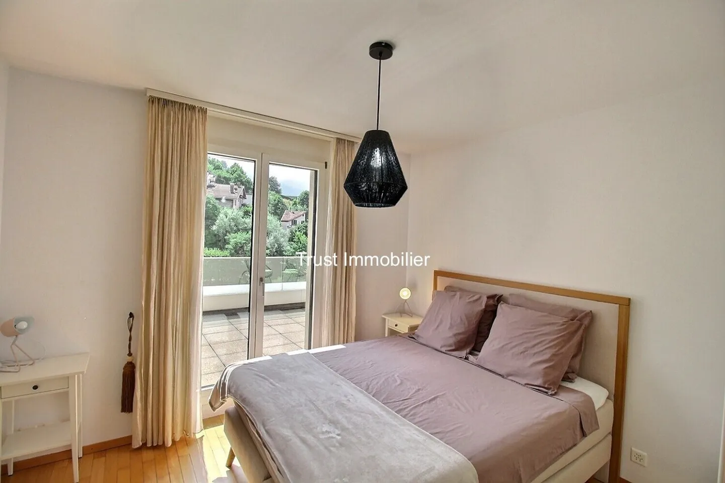 Spacious Penthouse in Montreux: Panoramic View and Vast Terrace - Photo 7 of 13