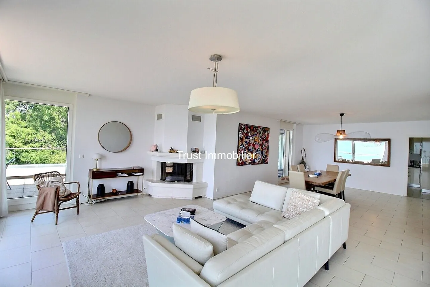 Spacious Penthouse in Montreux: Panoramic View and Vast Terrace - Photo 3 of 13