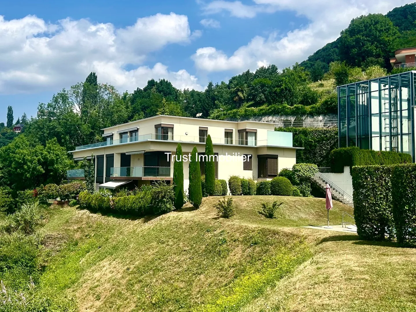Spacious Penthouse in Montreux: Panoramic View and Vast Terrace - Photo 10 of 13