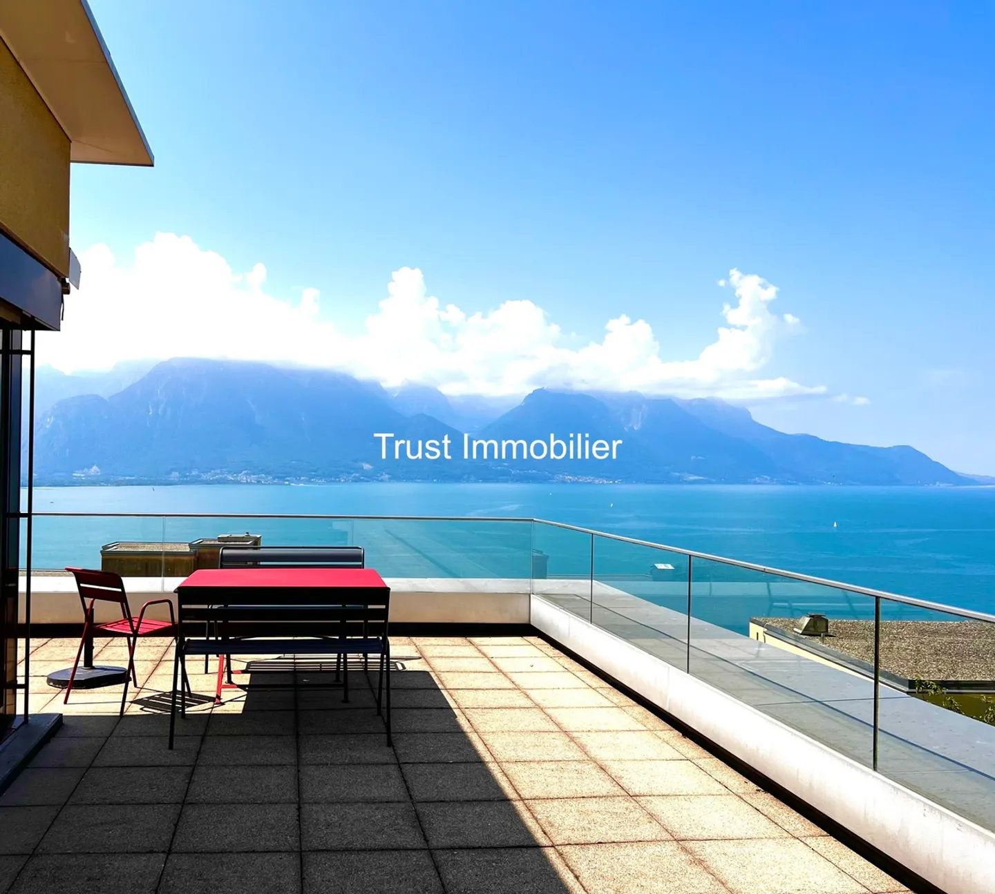 Spacious Penthouse in Montreux: Panoramic View and Vast Terrace - Photo 12 of 13