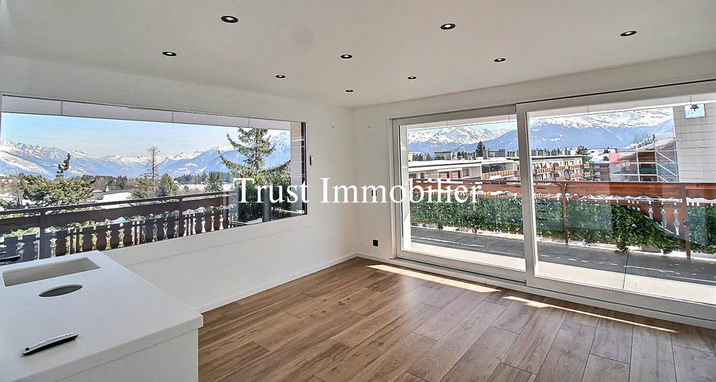 Exceptional penthouse with panoramic view in the heart of Crans - Photo 1 of 13