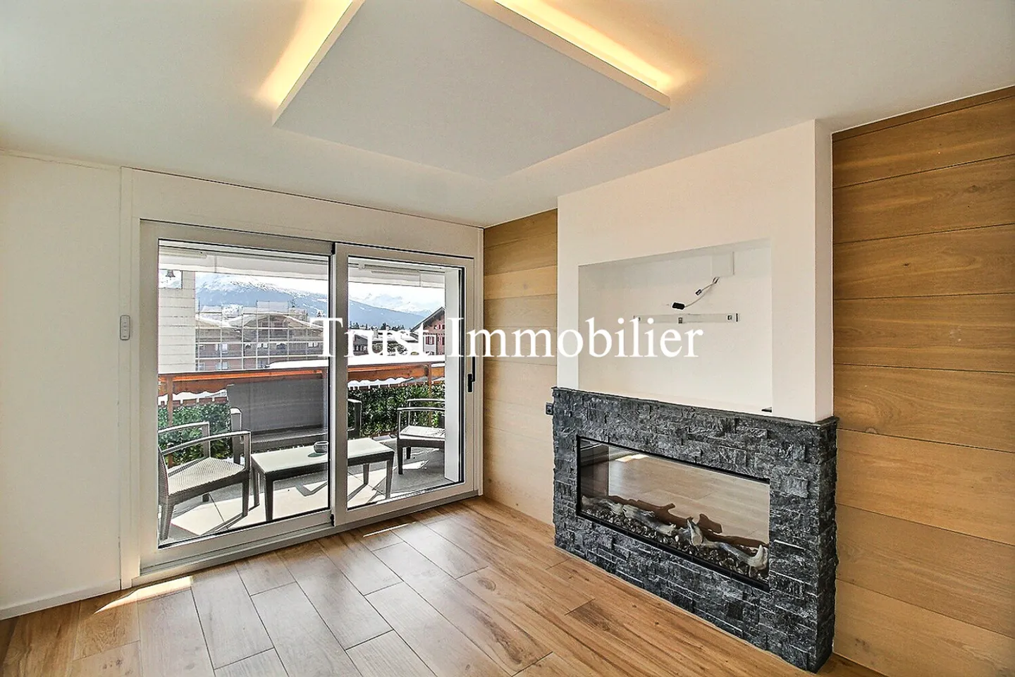 Exceptional penthouse with panoramic view in the heart of Crans - Photo 3 of 13