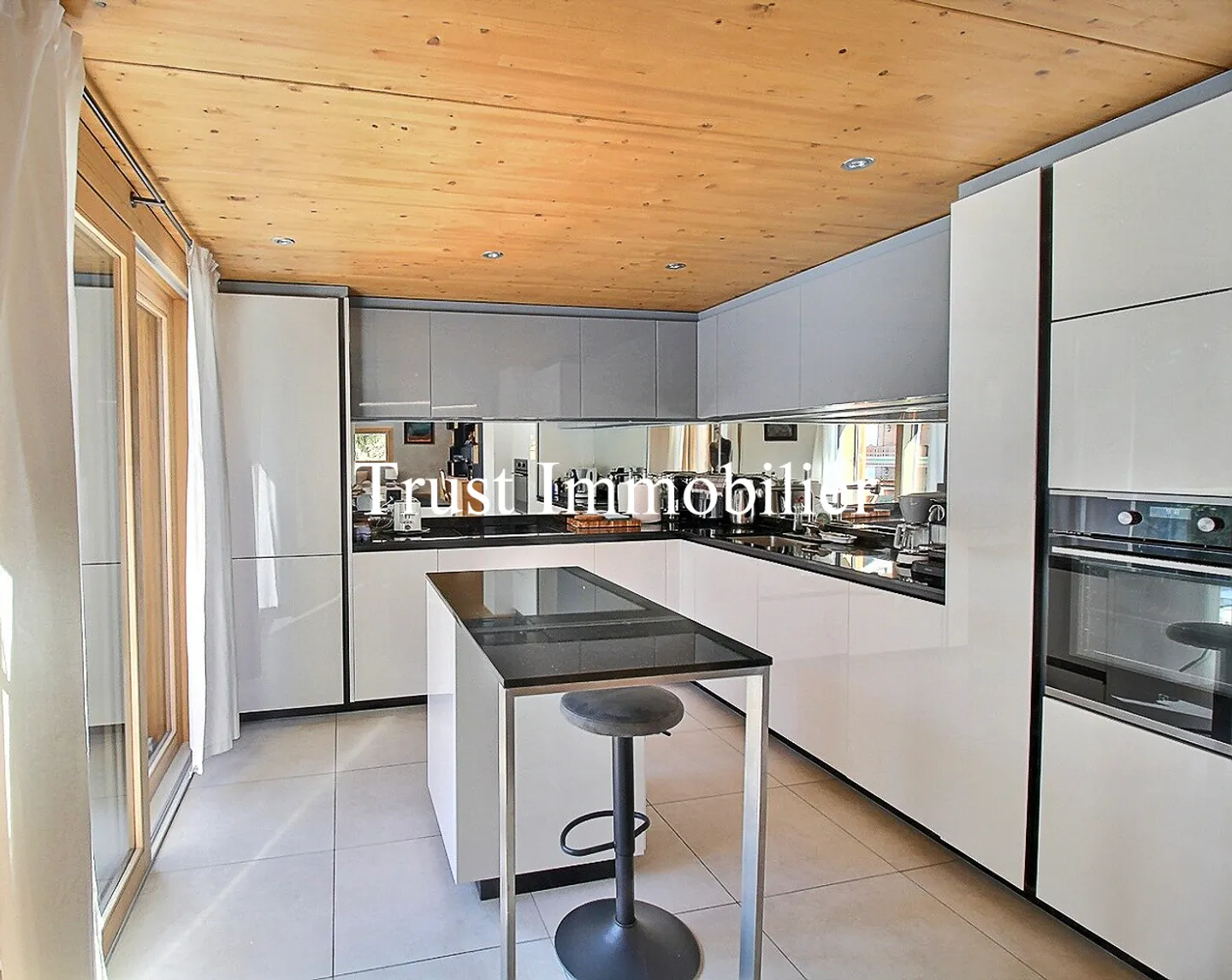 1.6004L. Superb Chalet for Rent in the Center of Crans - Photo 4 of 13