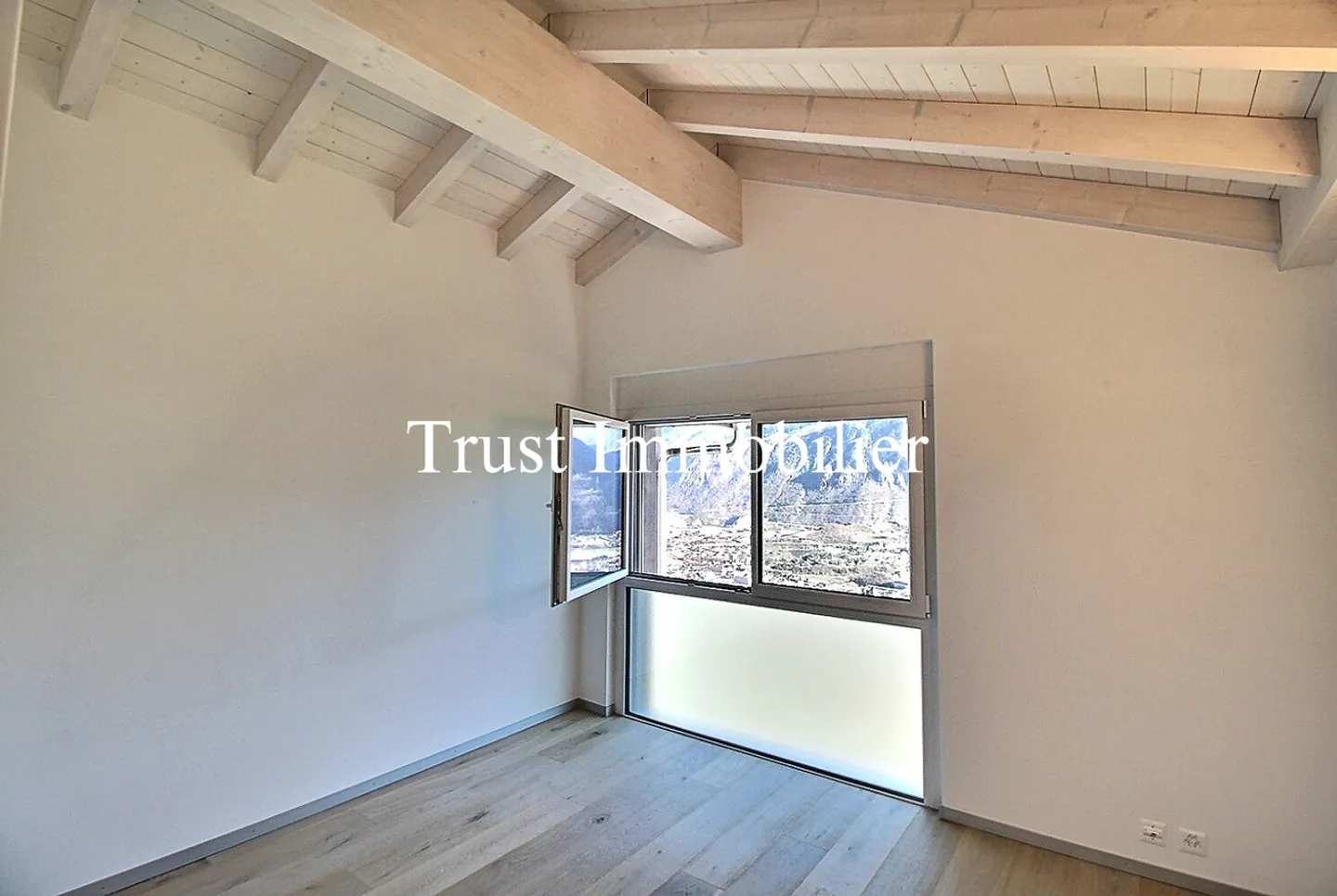 4034L. SUPERB ATTIC FOR RENT, BETWEEN PLAIN AND MOUNTAINS - Photo 11 of 13