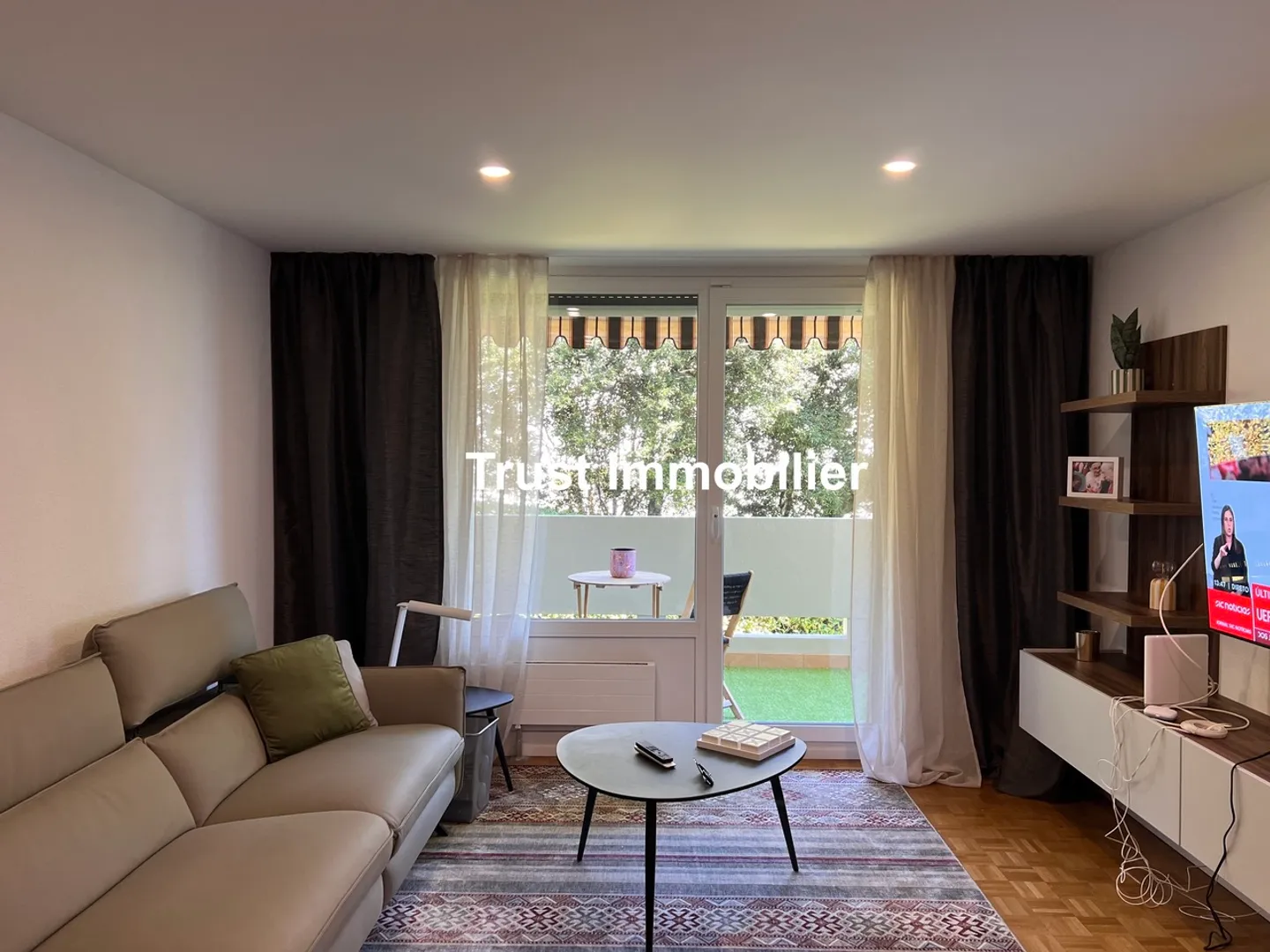 Appartement rénové avec vue lac - Photo 3 sur 10