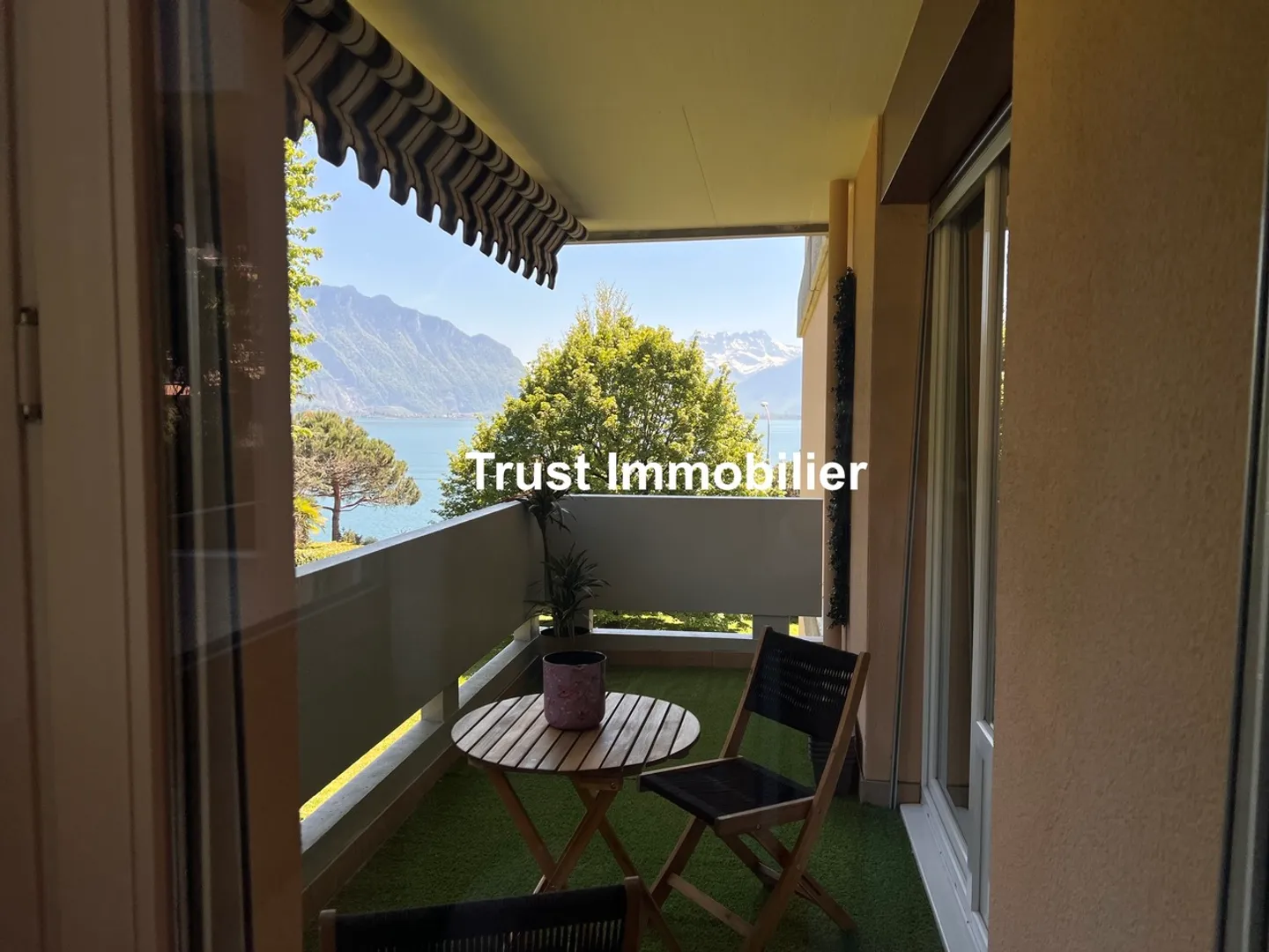 Appartement rénové avec vue lac - Photo 2 sur 10