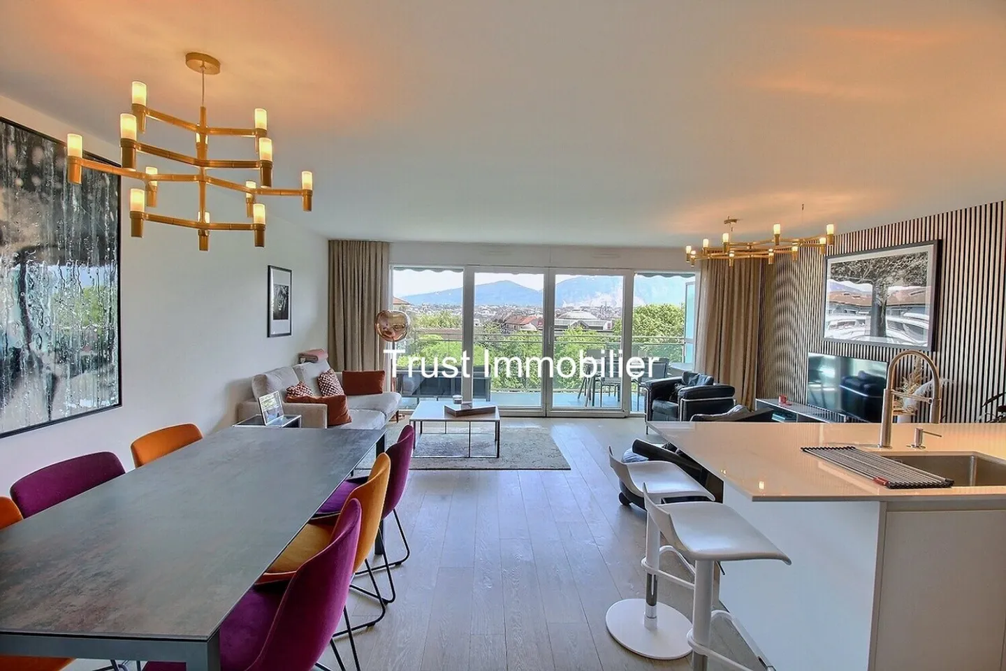 4001. Duplex attique rénové avec vue panoramique - Immeuble moderne - Photo 1 of 12