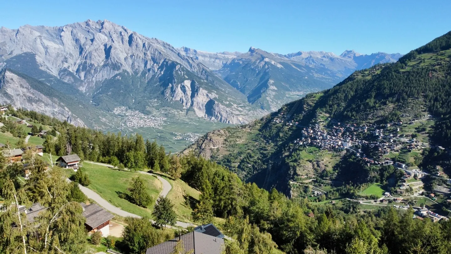 Large plot ready to accommodate your future chalet in La Tzoumaz - Photo 5 of 6