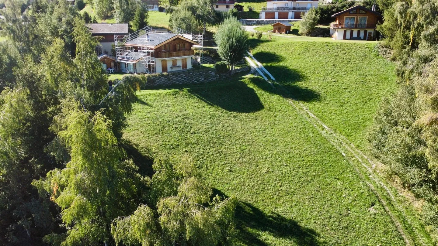 Large plot ready to accommodate your future chalet in La Tzoumaz - Photo 1 of 6
