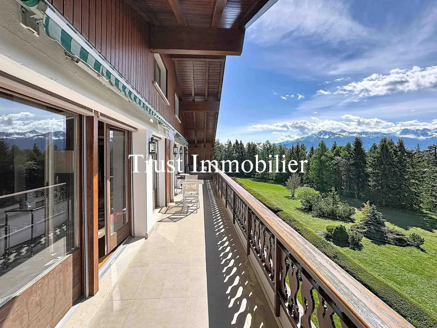 RARE. 9.5 pcs for rent in a natural setting, just steps from the Crans Center - Photo 5 of 13