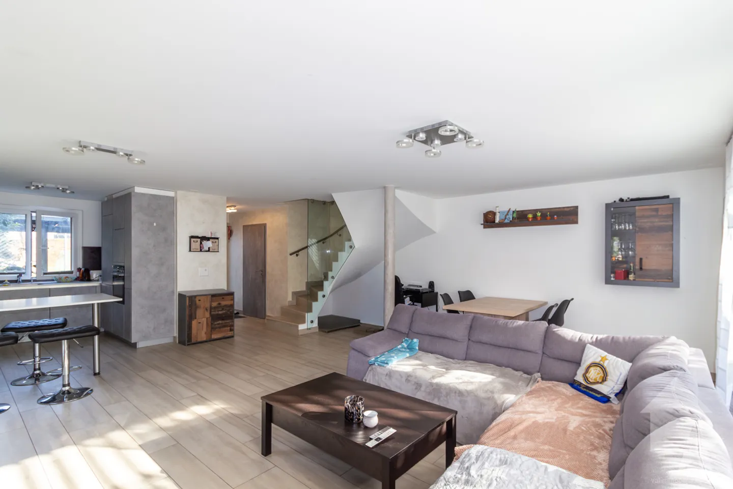 Villa moderne de 6 pièces contiguë avec de beaux espaces extérieurs - Foto 6 von 13