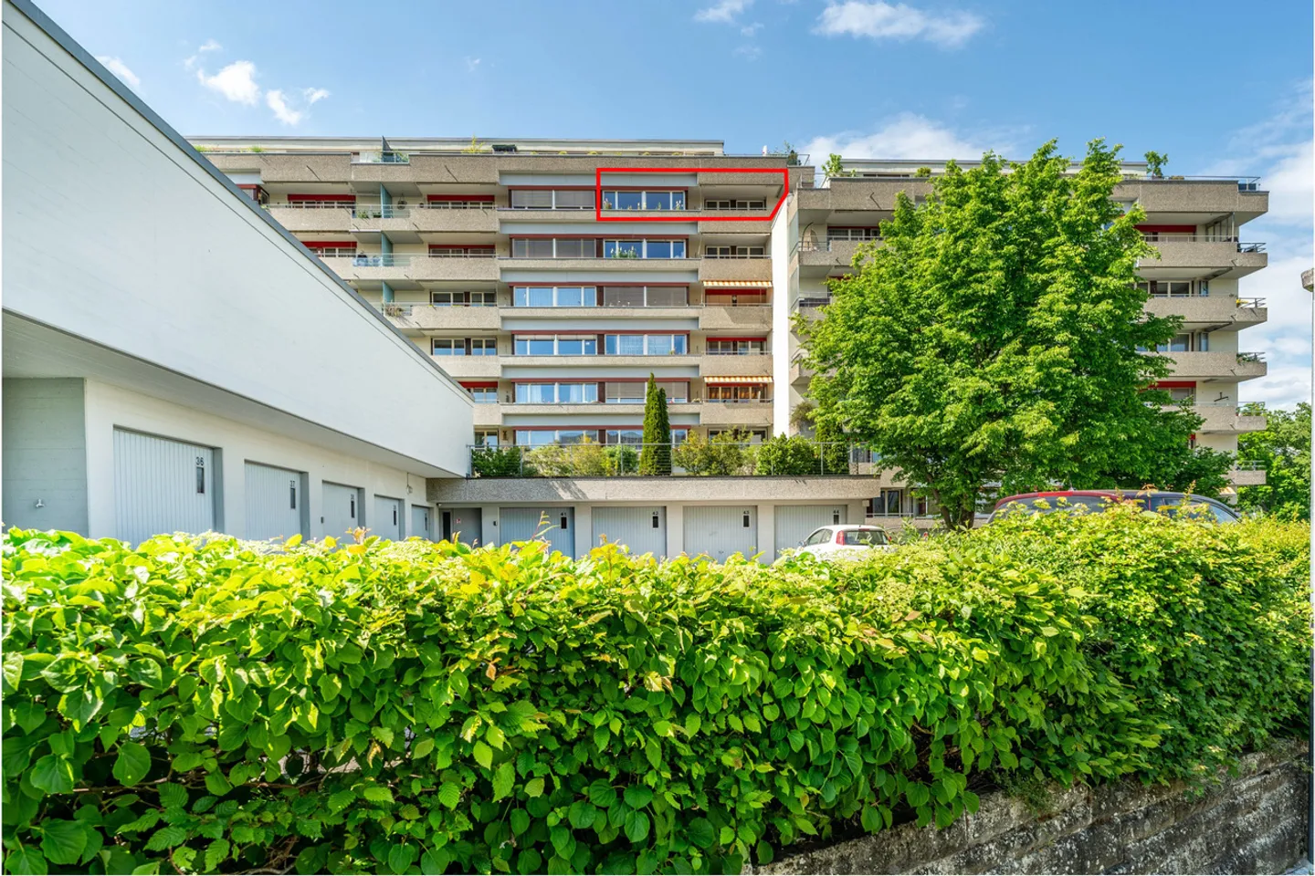 Condominio luminoso con bella vista e cucina moderna - Foto 3 di 10