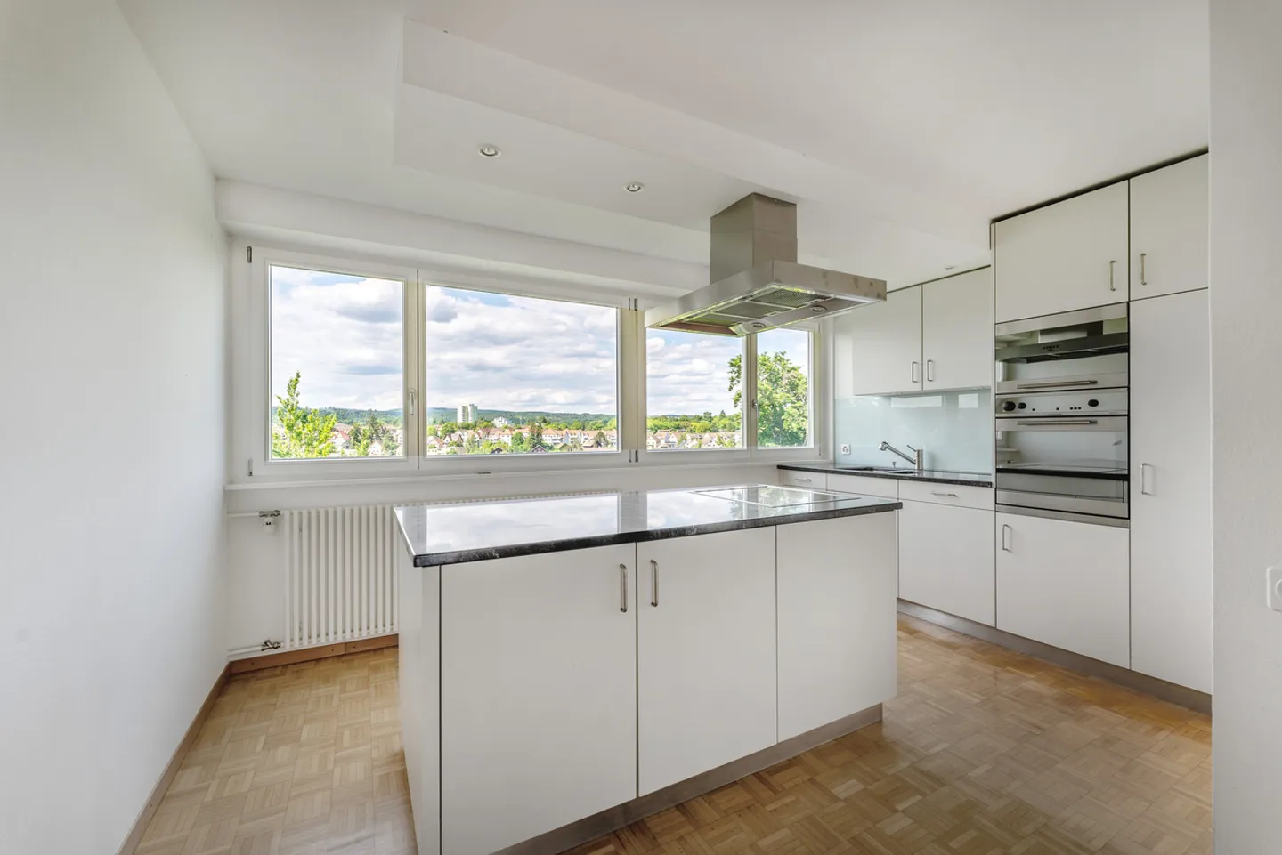 Condominio luminoso con bella vista e cucina moderna - Foto 1 di 10