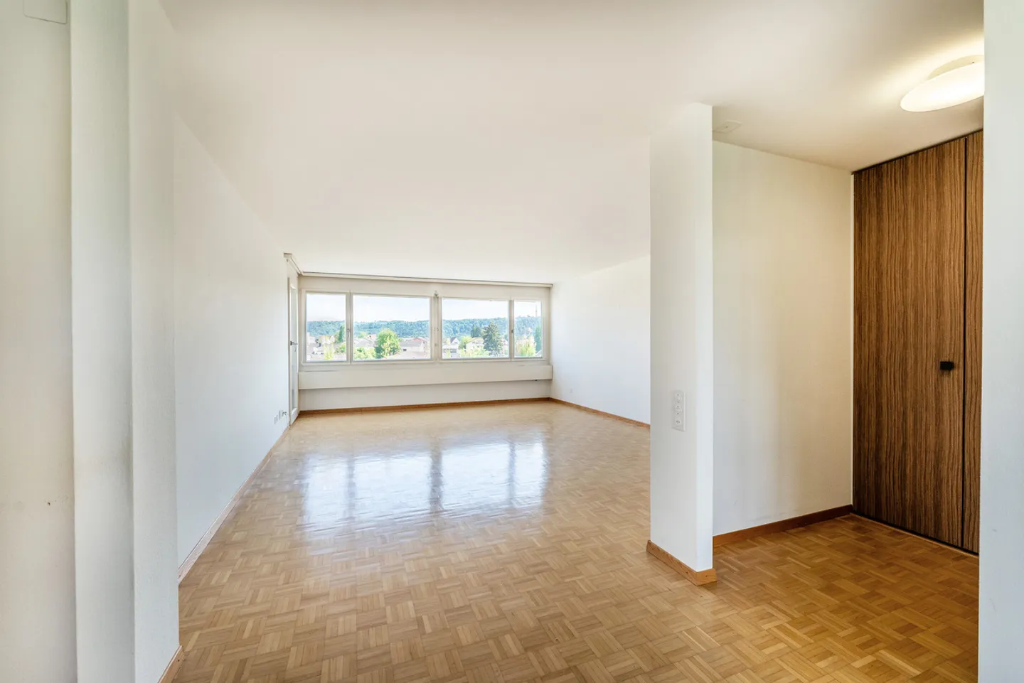 Condominio luminoso con bella vista e cucina moderna - Foto 5 di 10