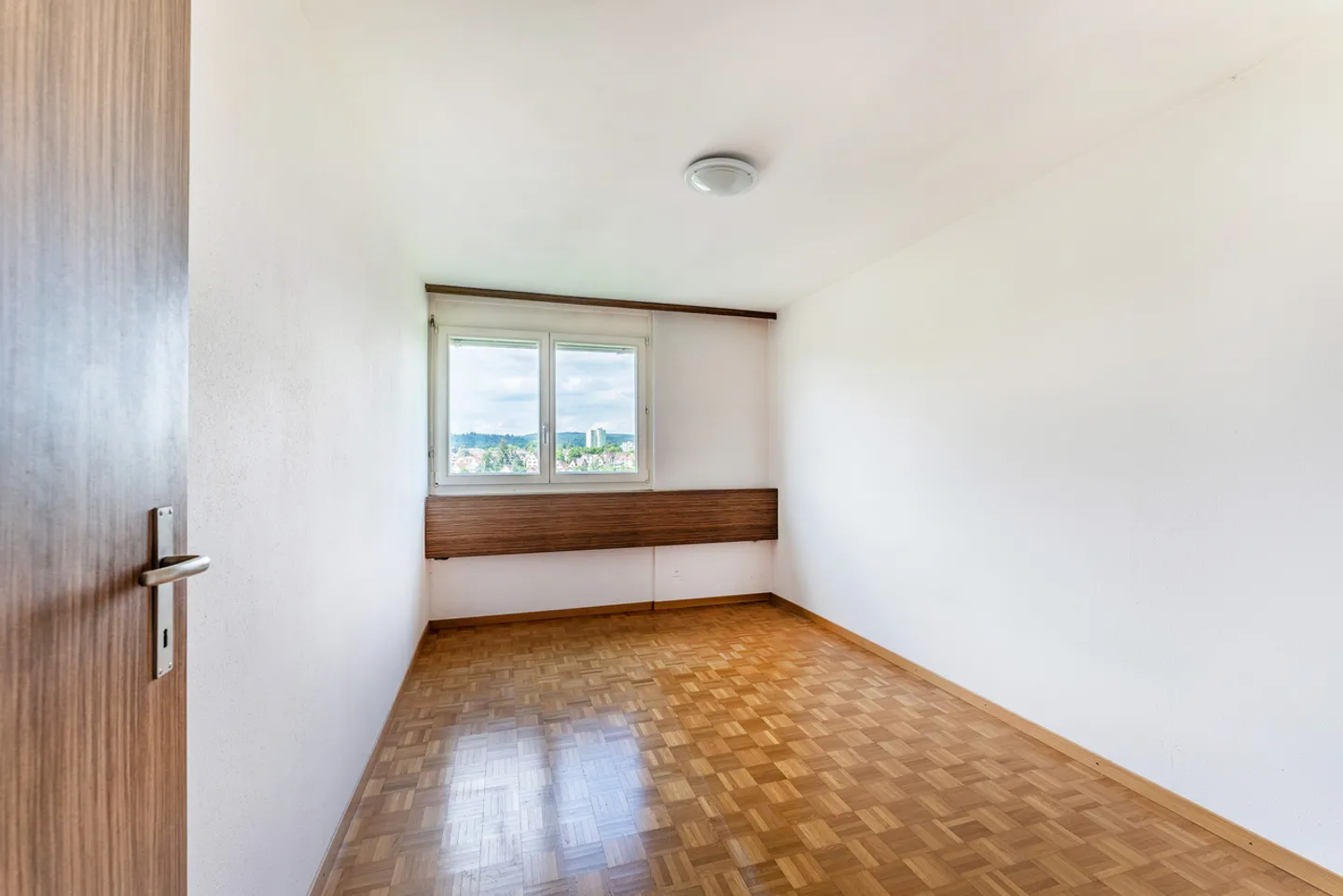 Condominio luminoso con bella vista e cucina moderna - Foto 8 di 10