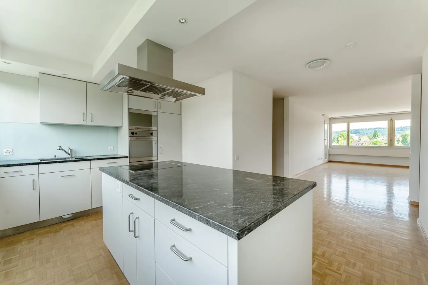 Condominio luminoso con bella vista e cucina moderna - Foto 2 di 10