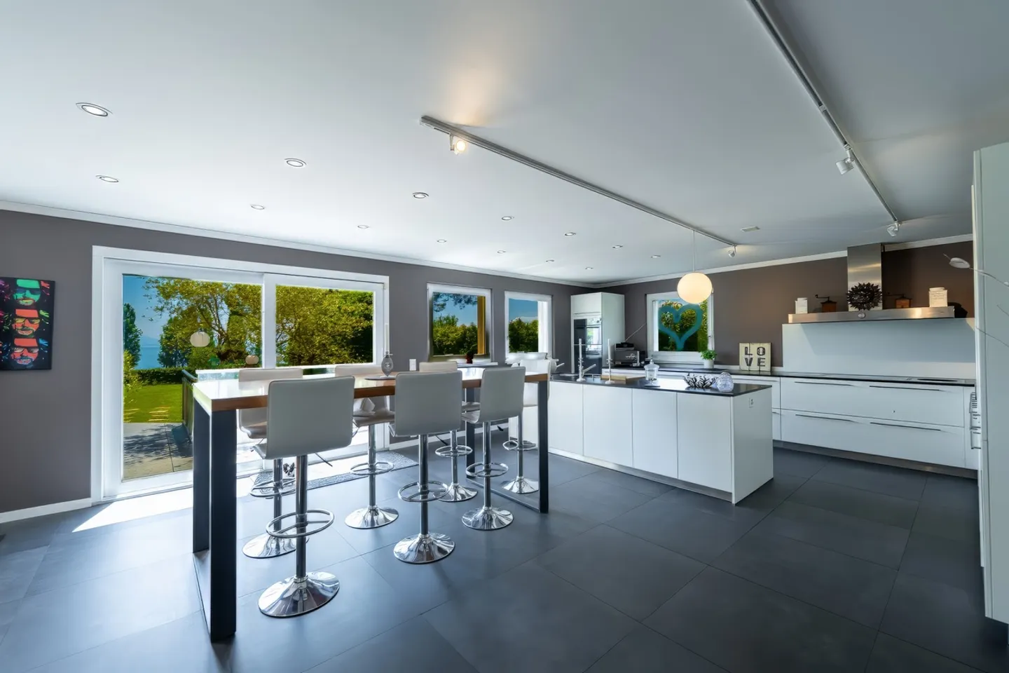 Prächtiges Haus mit Blick auf den See und Pool - Foto 8 von 13