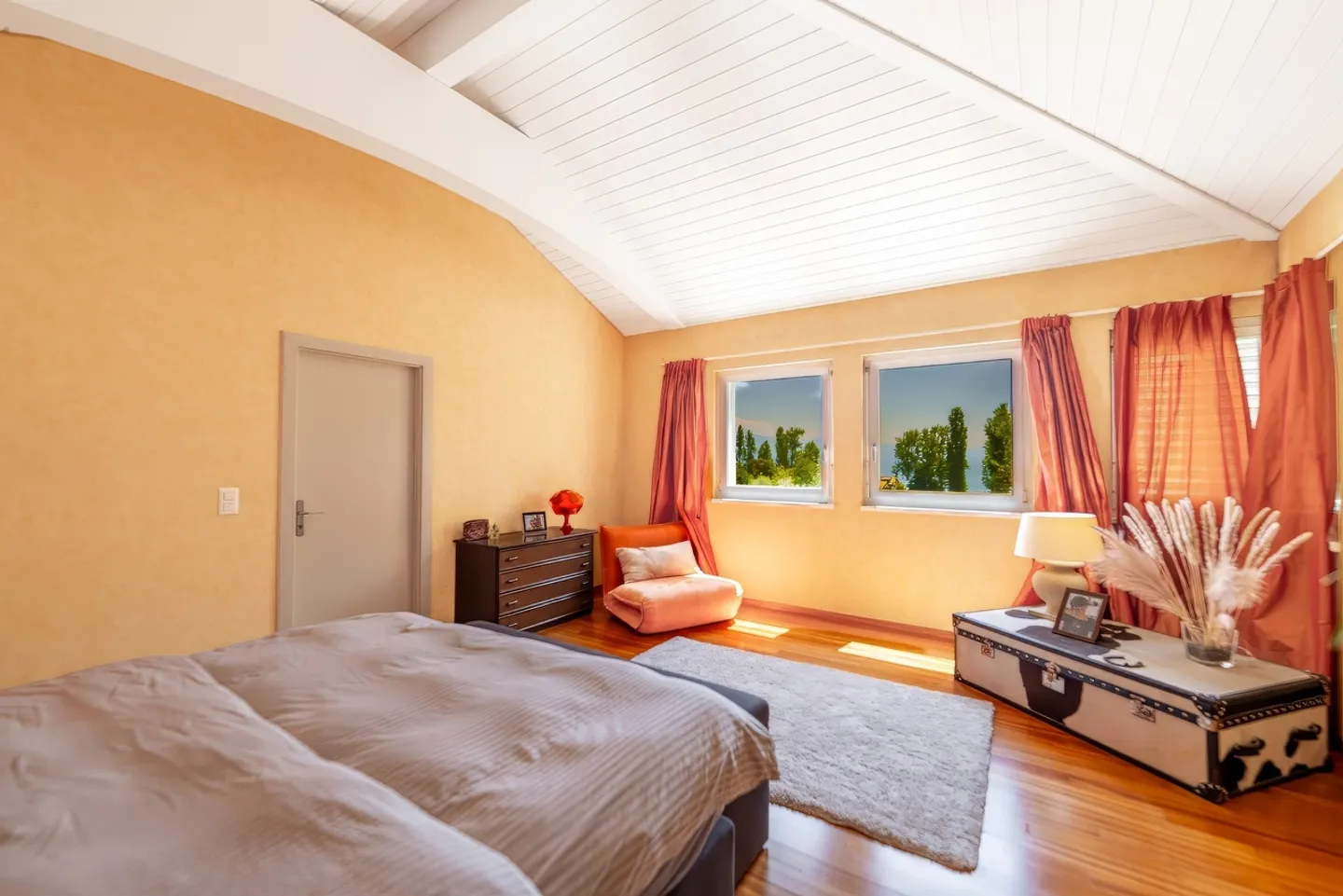 Prächtiges Haus mit Blick auf den See und Pool - Foto 9 von 13