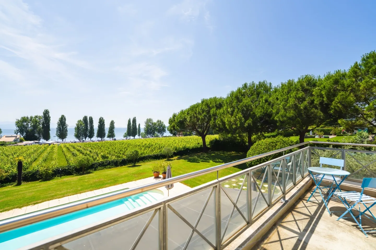 Prächtiges Haus mit Blick auf den See und Pool - Foto 12 von 13
