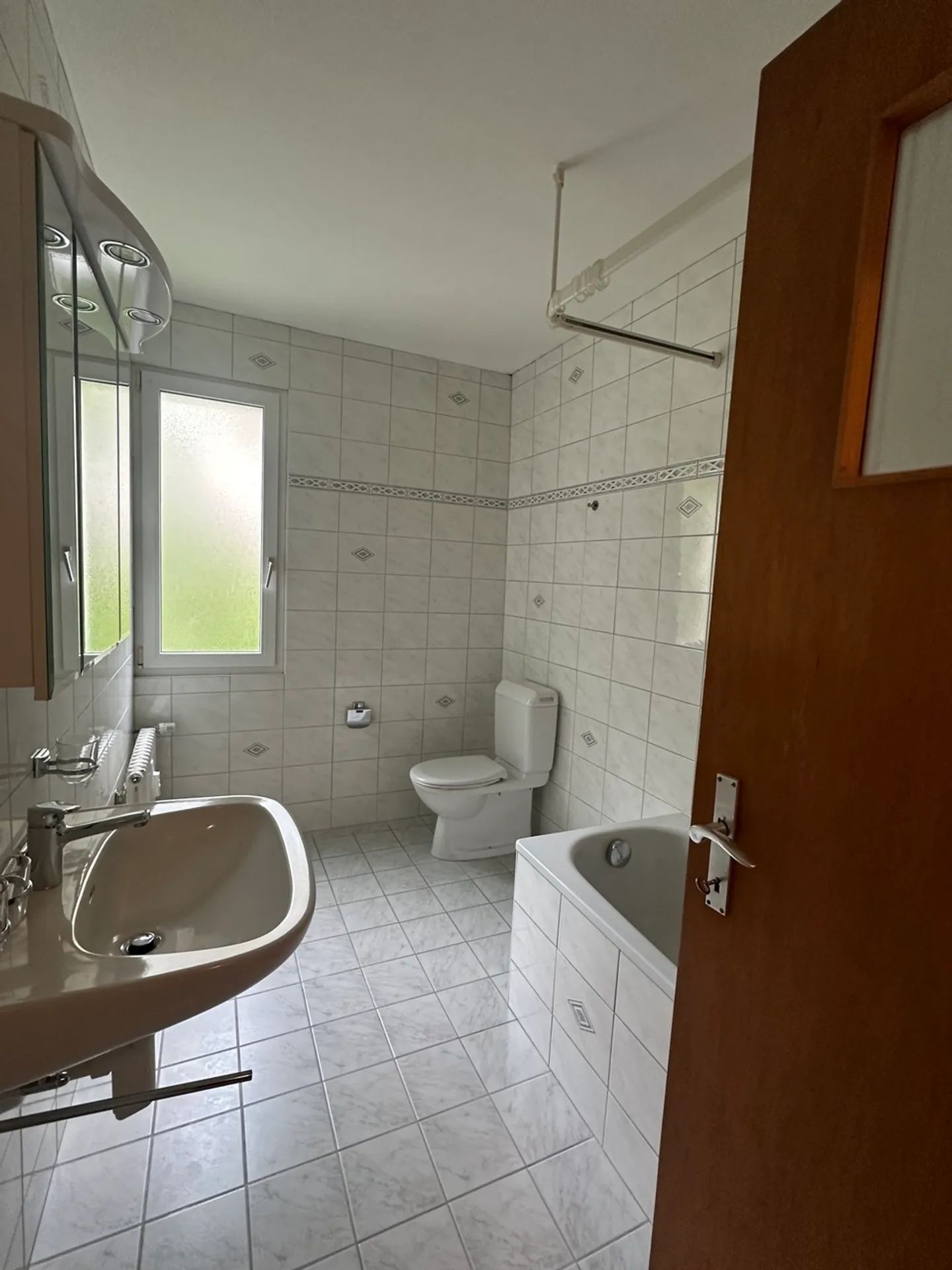 Ampio appartamento vicino ai servizi - Foto 3 di 8