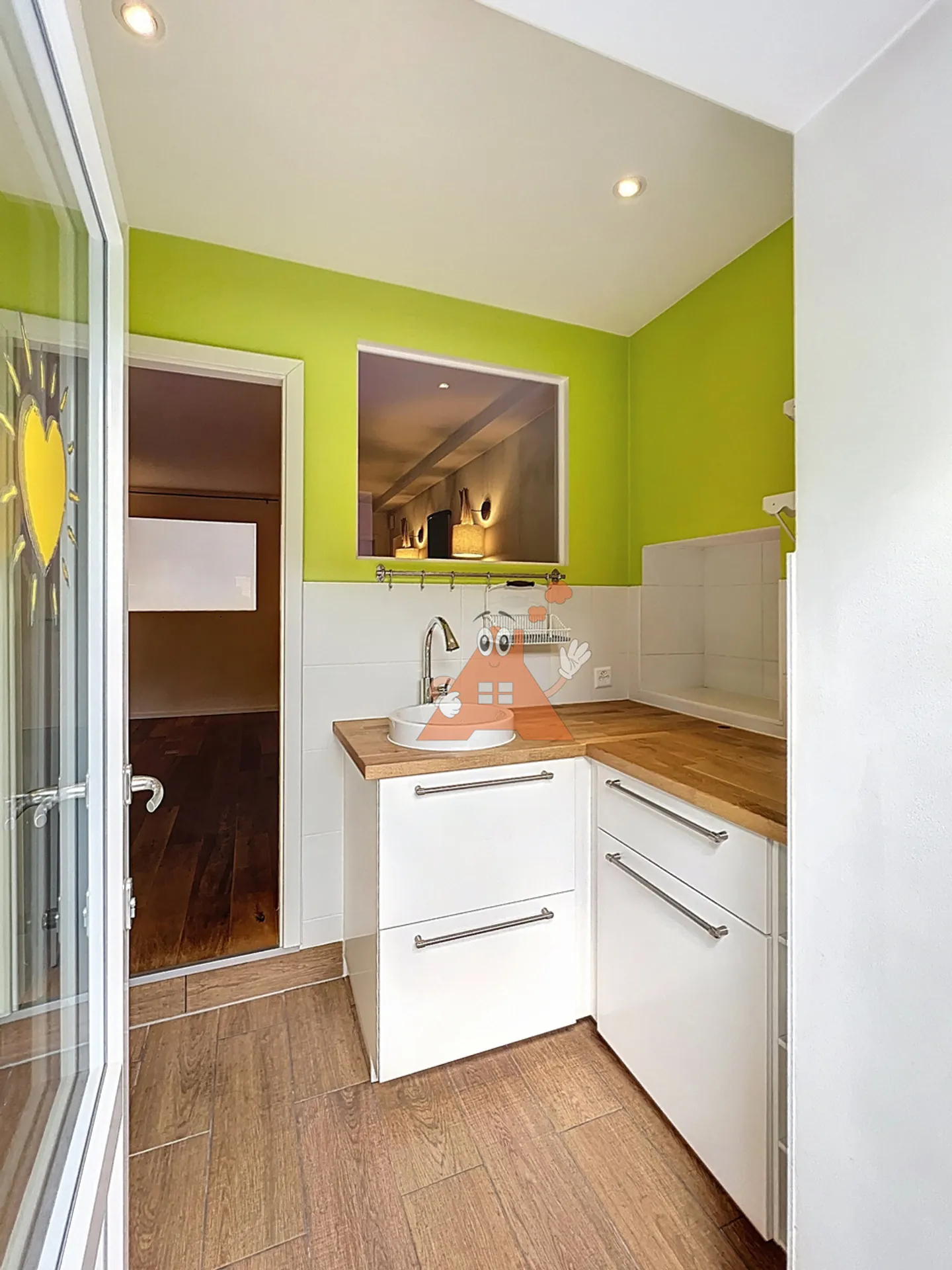In the center of the village, superb commercial space with window - Photo 7 of 12