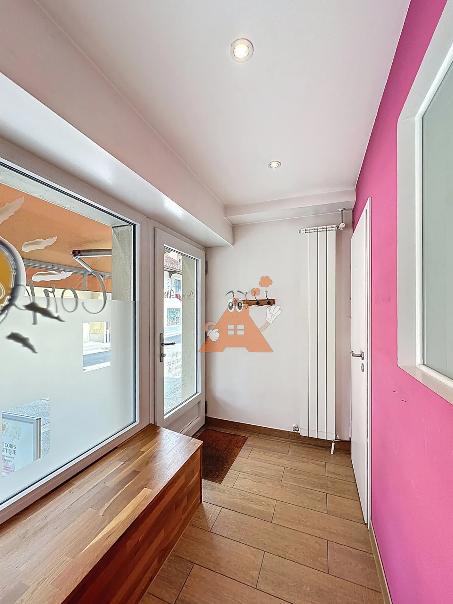 In the center of the village, superb commercial space with window - Photo 2 of 12