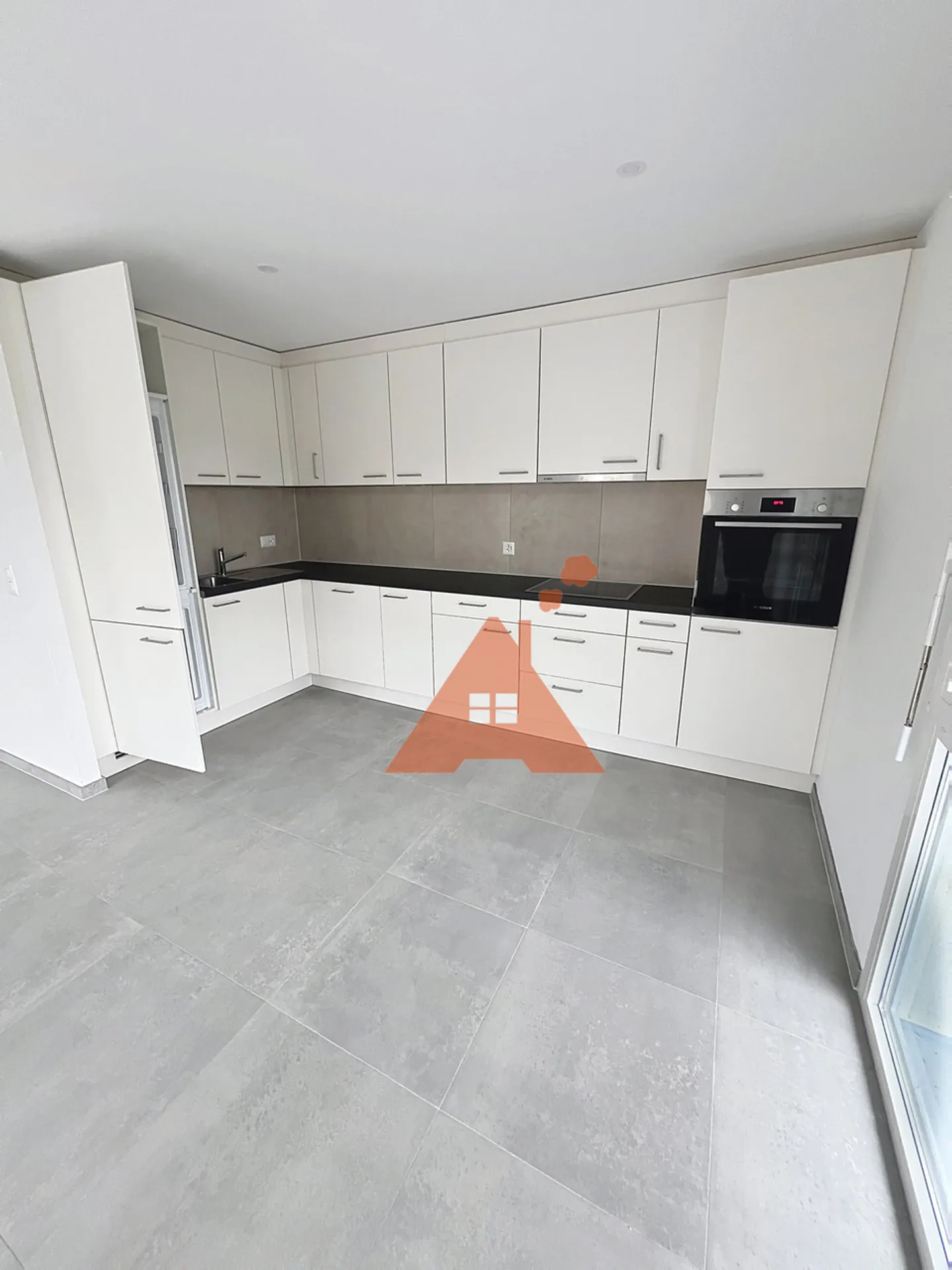 2,5 pces nuovo con balcone molto grande - Foto 1 di 13