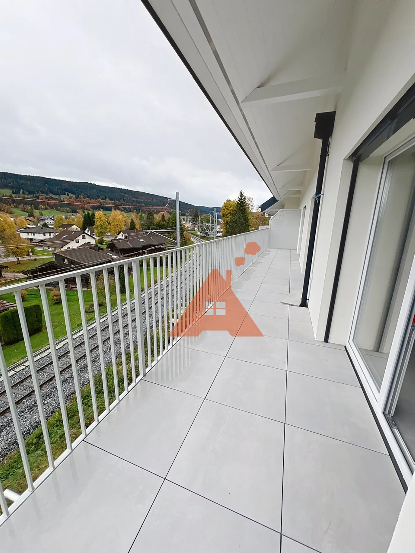 2,5 pces nuovo con balcone molto grande - Foto 4 di 13