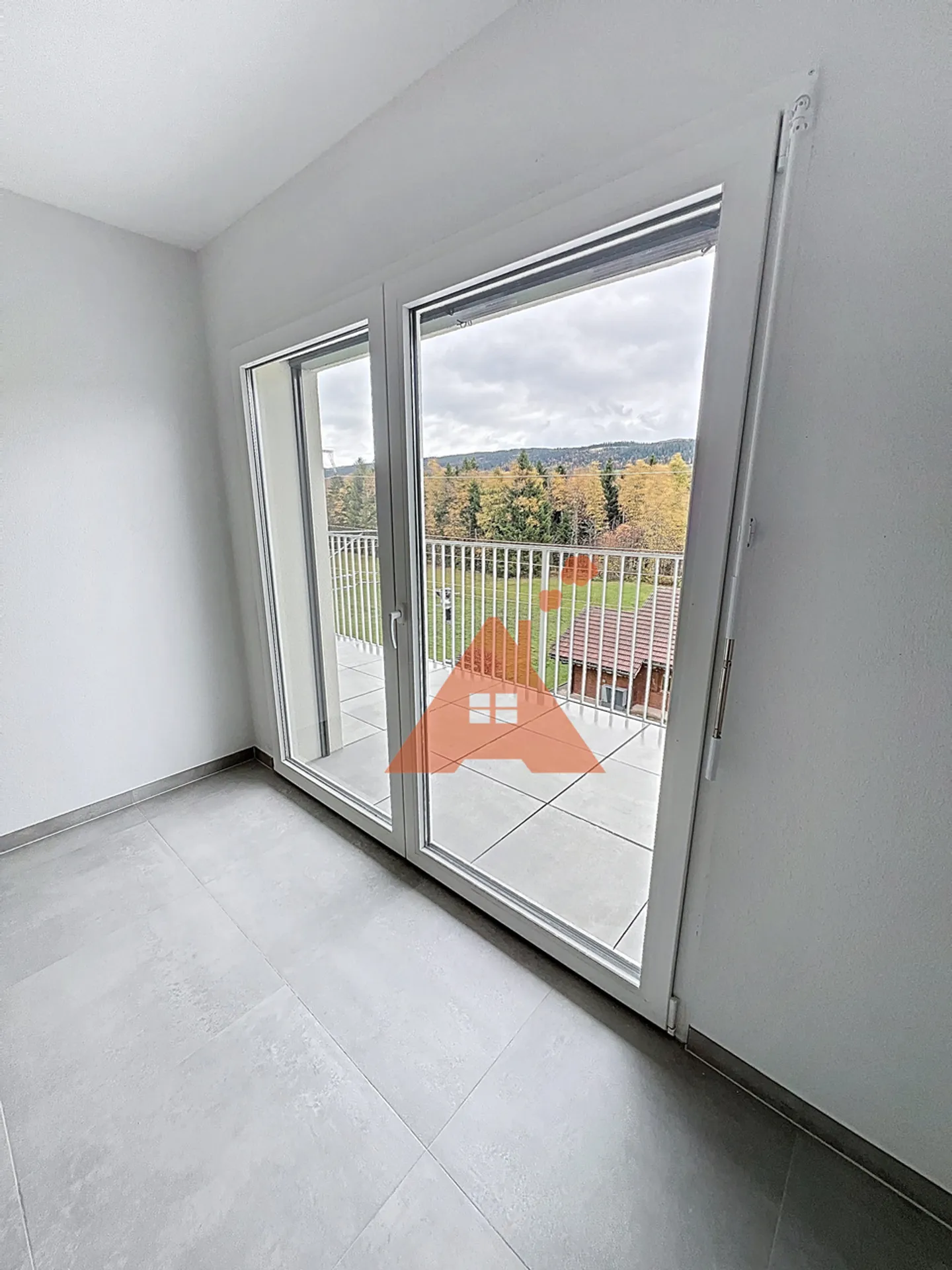 2,5 pces nuovo con balcone molto grande - Foto 10 di 13