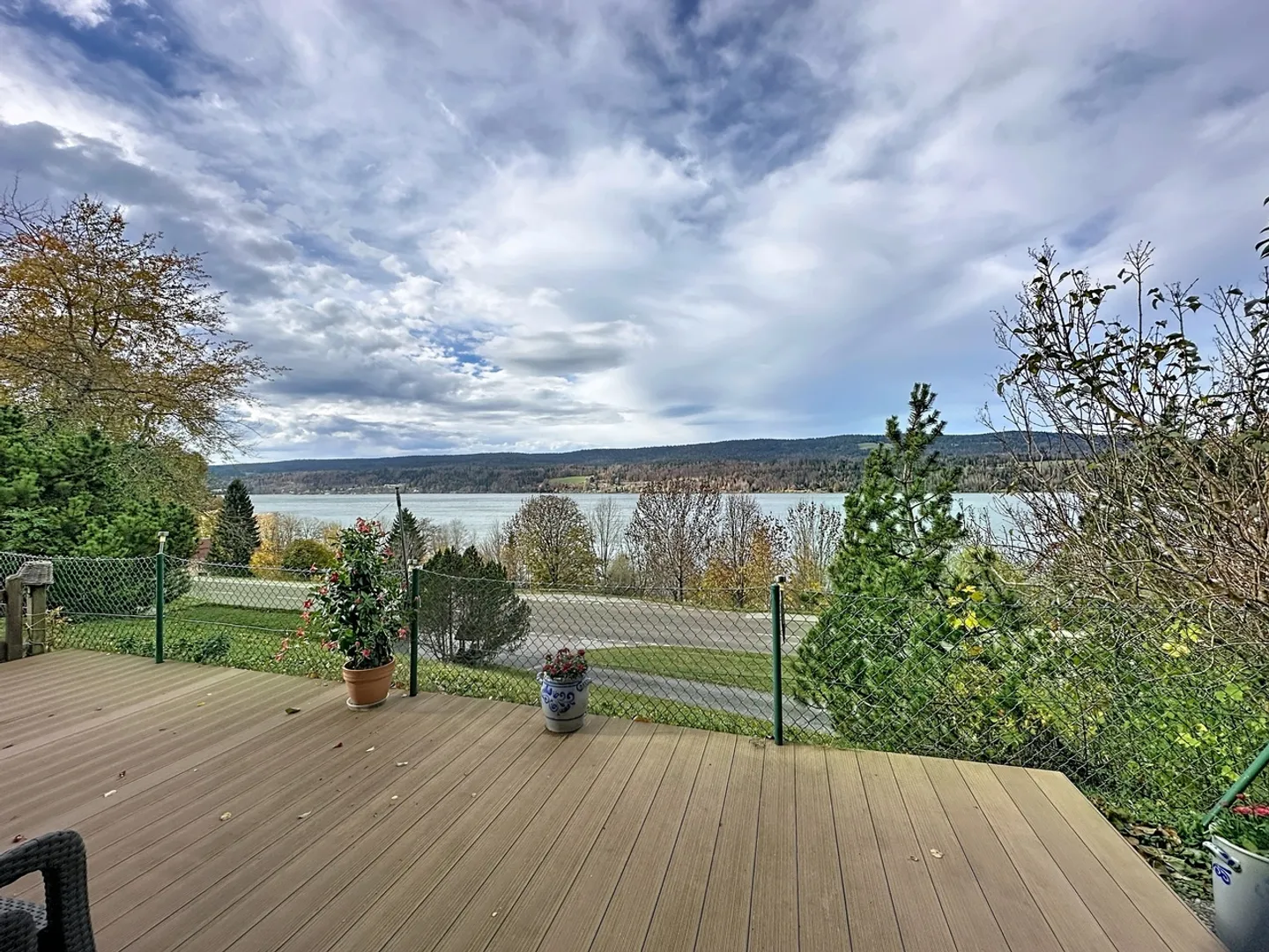 Individual villa overlooking the lake - Photo 5 of 13