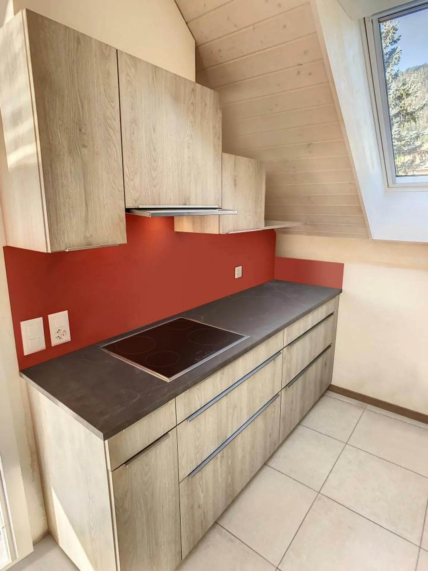 Superbe appartement sous toit avec balcon et couvert à voiture - Photo 5 sur 13