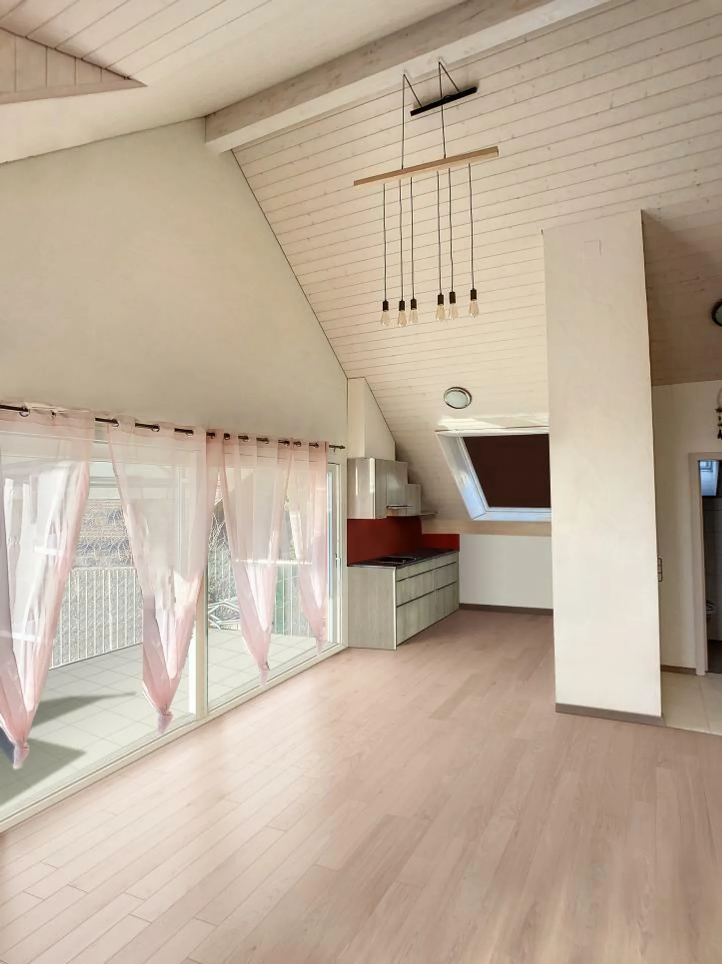Superbe appartement sous toit avec balcon et couvert à voiture - Photo 4 sur 13