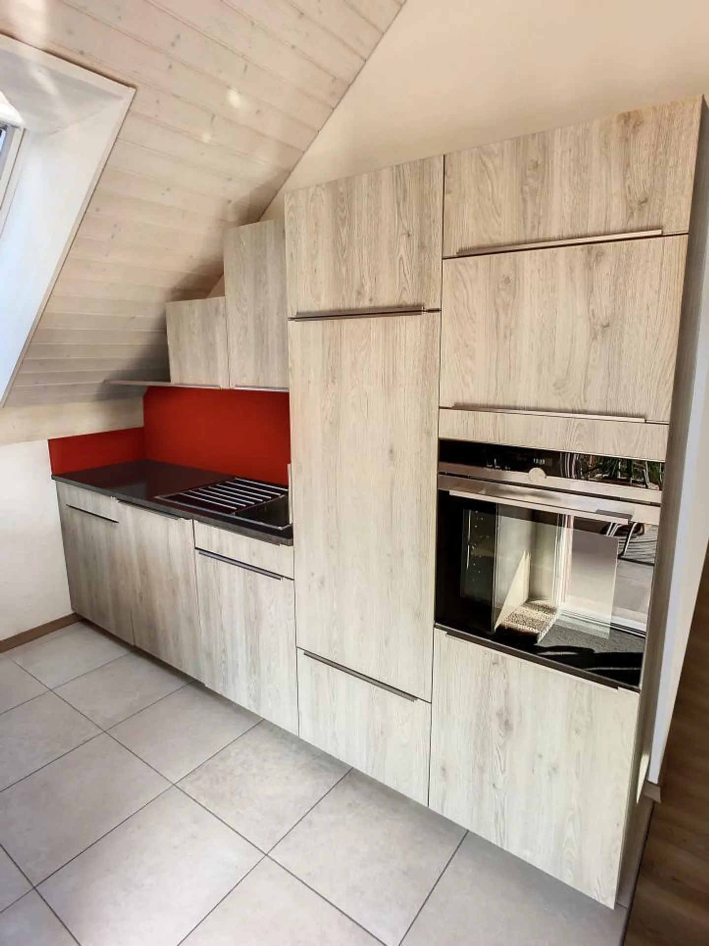 Superbe appartement sous toit avec balcon et couvert à voiture - Photo 6 sur 13