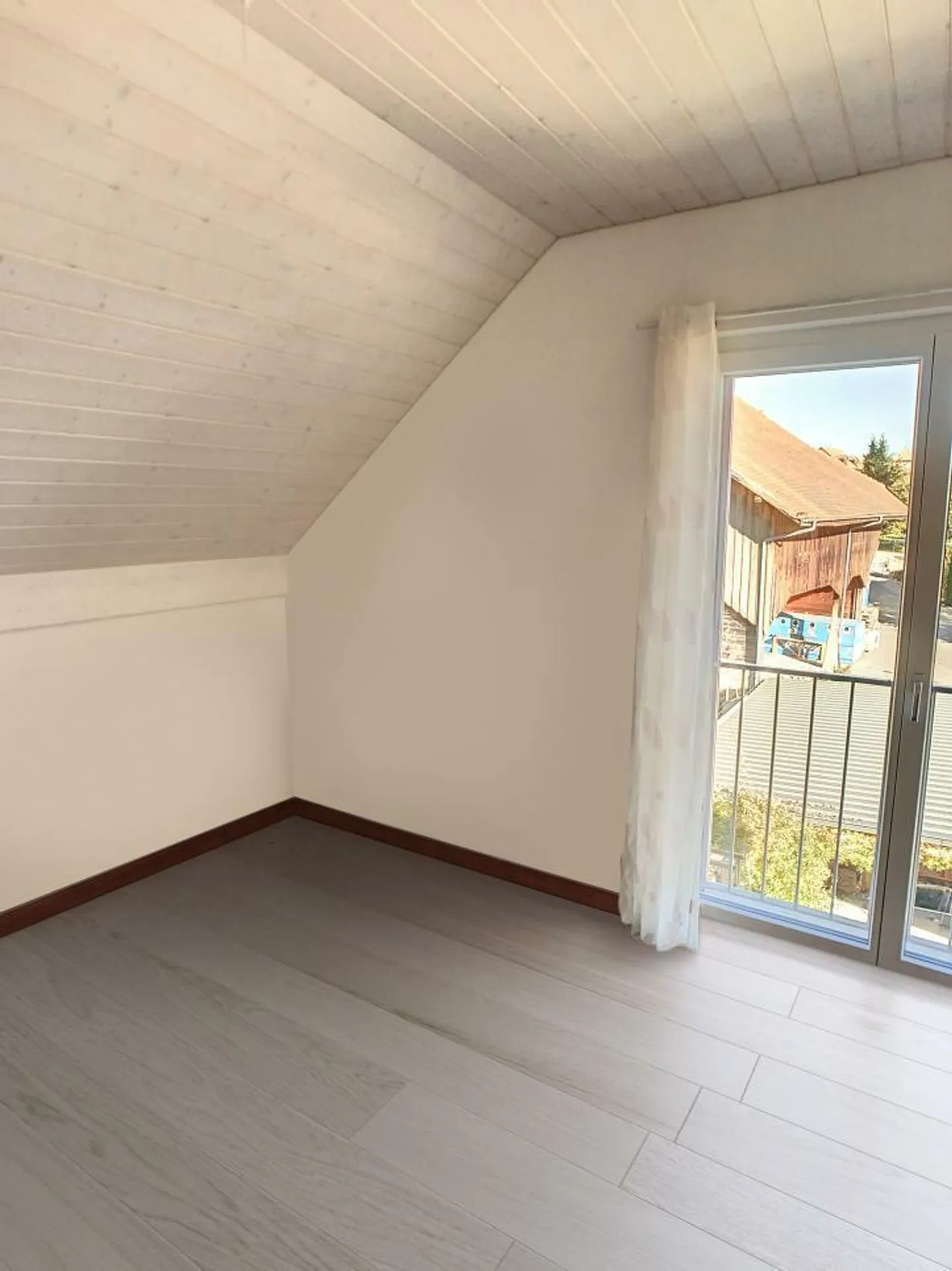Superbe appartement sous toit avec balcon et couvert à voiture - Photo 8 sur 13