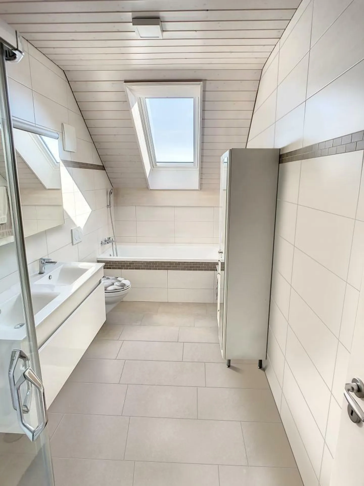 Superbe appartement sous toit avec balcon et couvert à voiture - Photo 10 sur 13