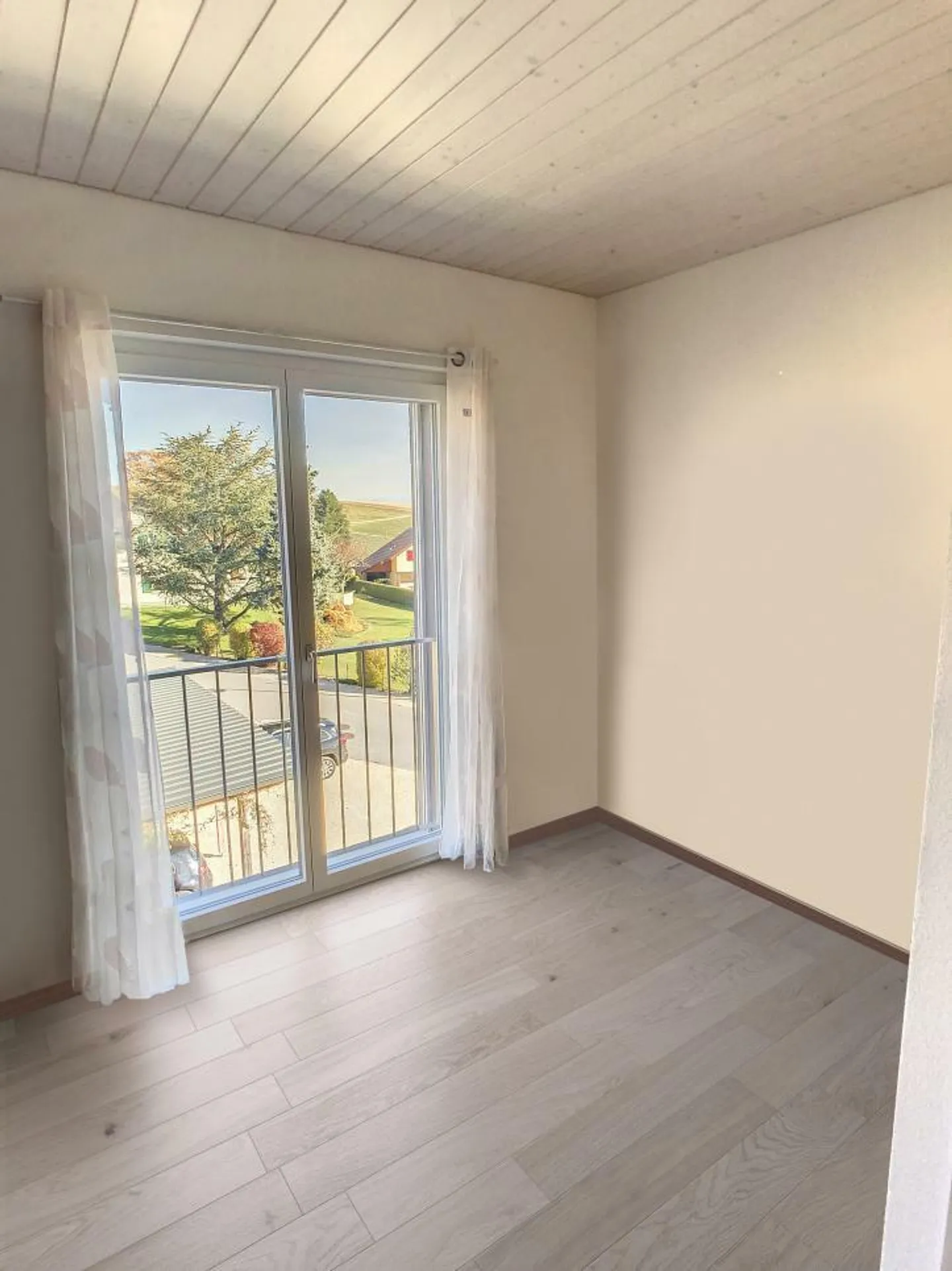 Superbe appartement sous toit avec balcon et couvert à voiture - Photo 9 sur 13