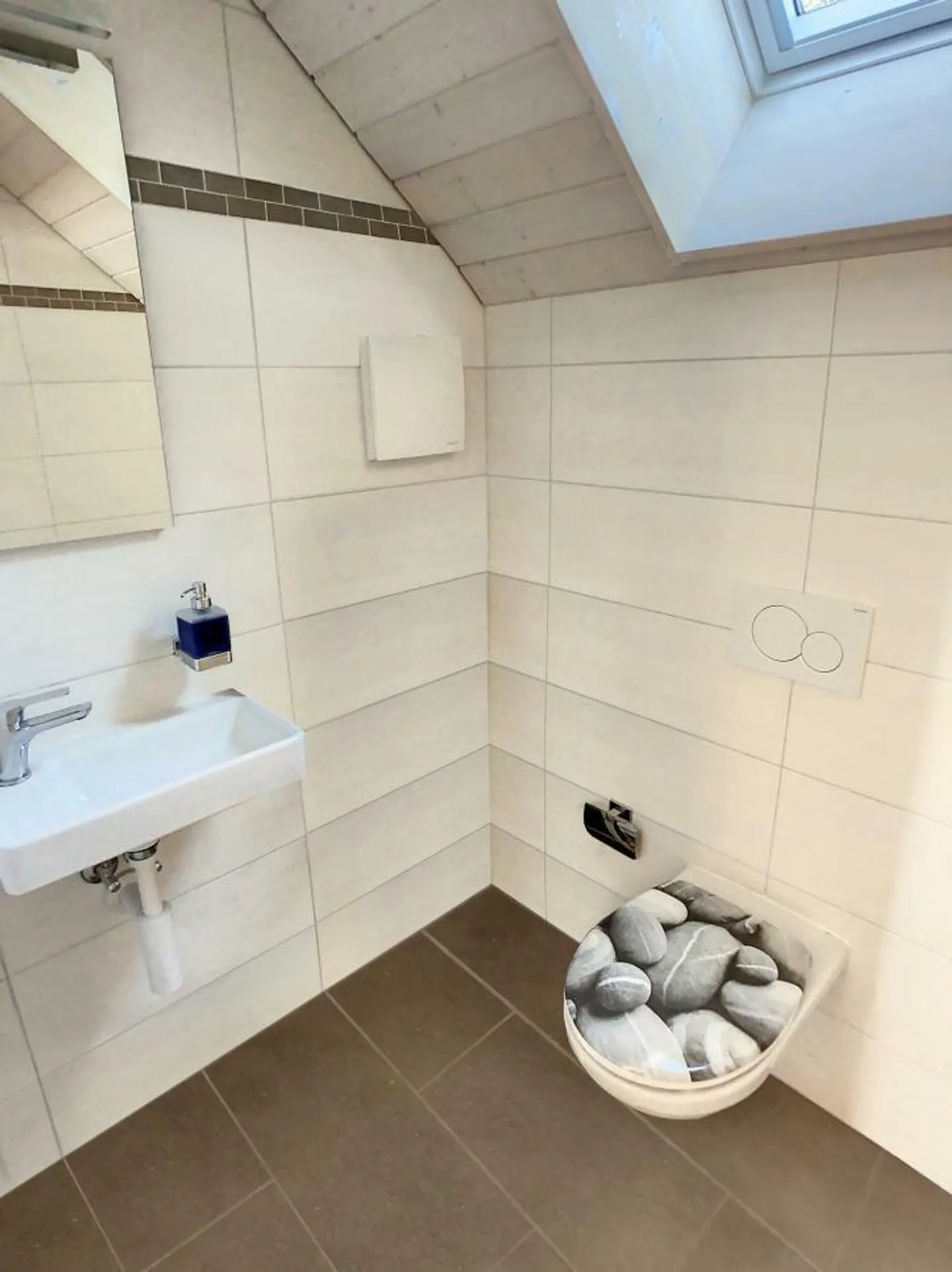 Superbe appartement sous toit avec balcon et couvert à voiture - Photo 12 sur 13