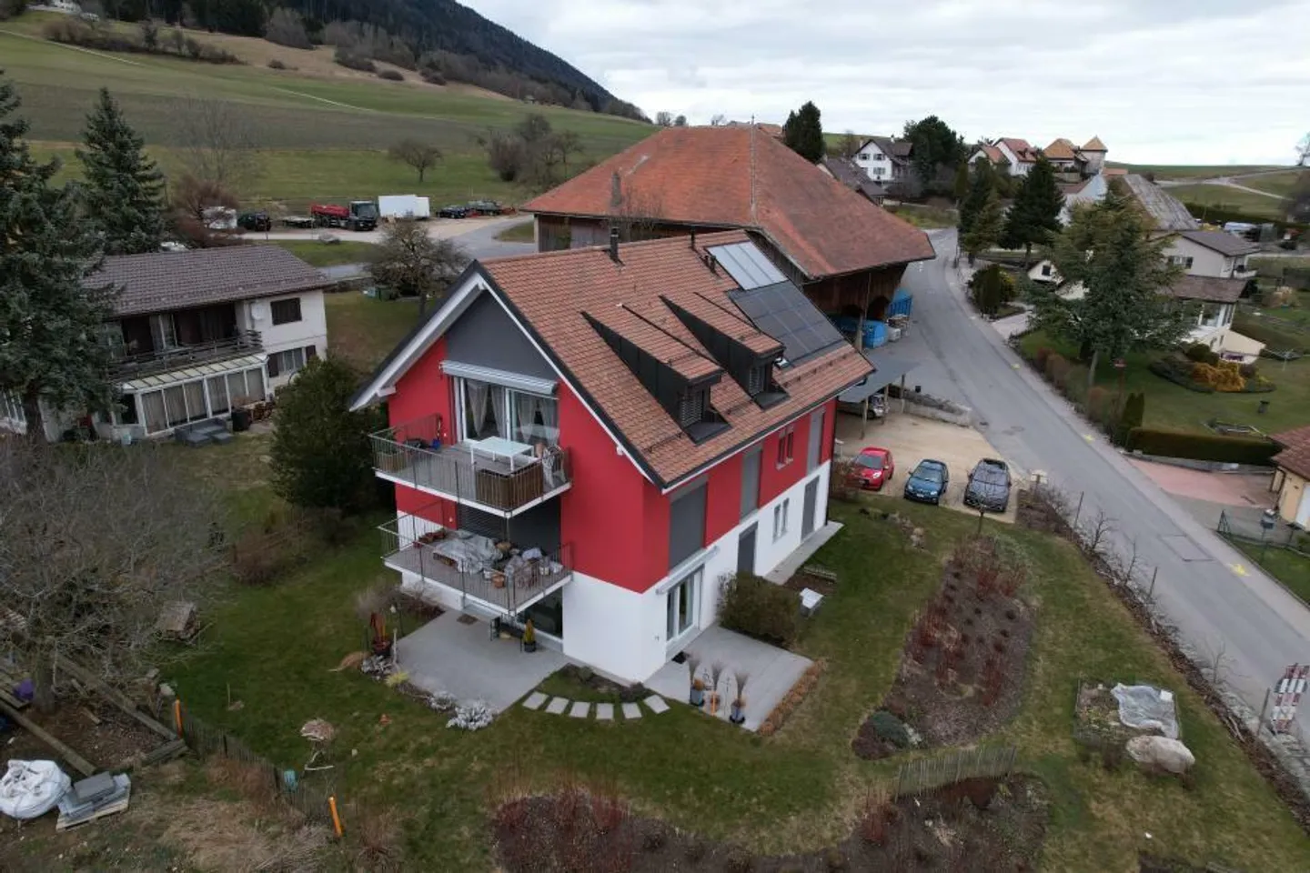 Superbe appartement sous toit avec balcon et couvert à voiture - Photo 1 sur 13