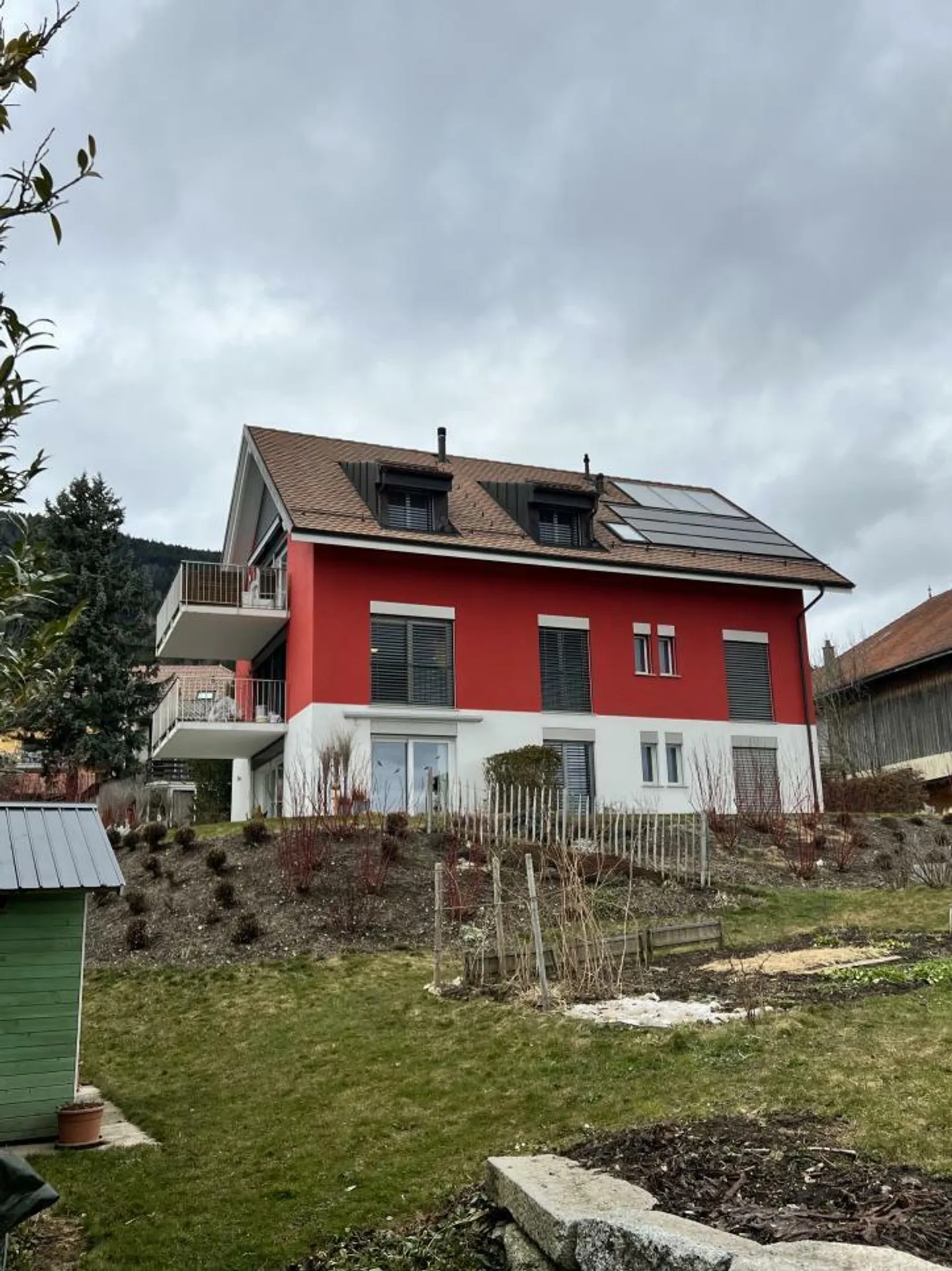 Superbe appartement sous toit avec balcon et couvert à voiture - Photo 2 sur 13