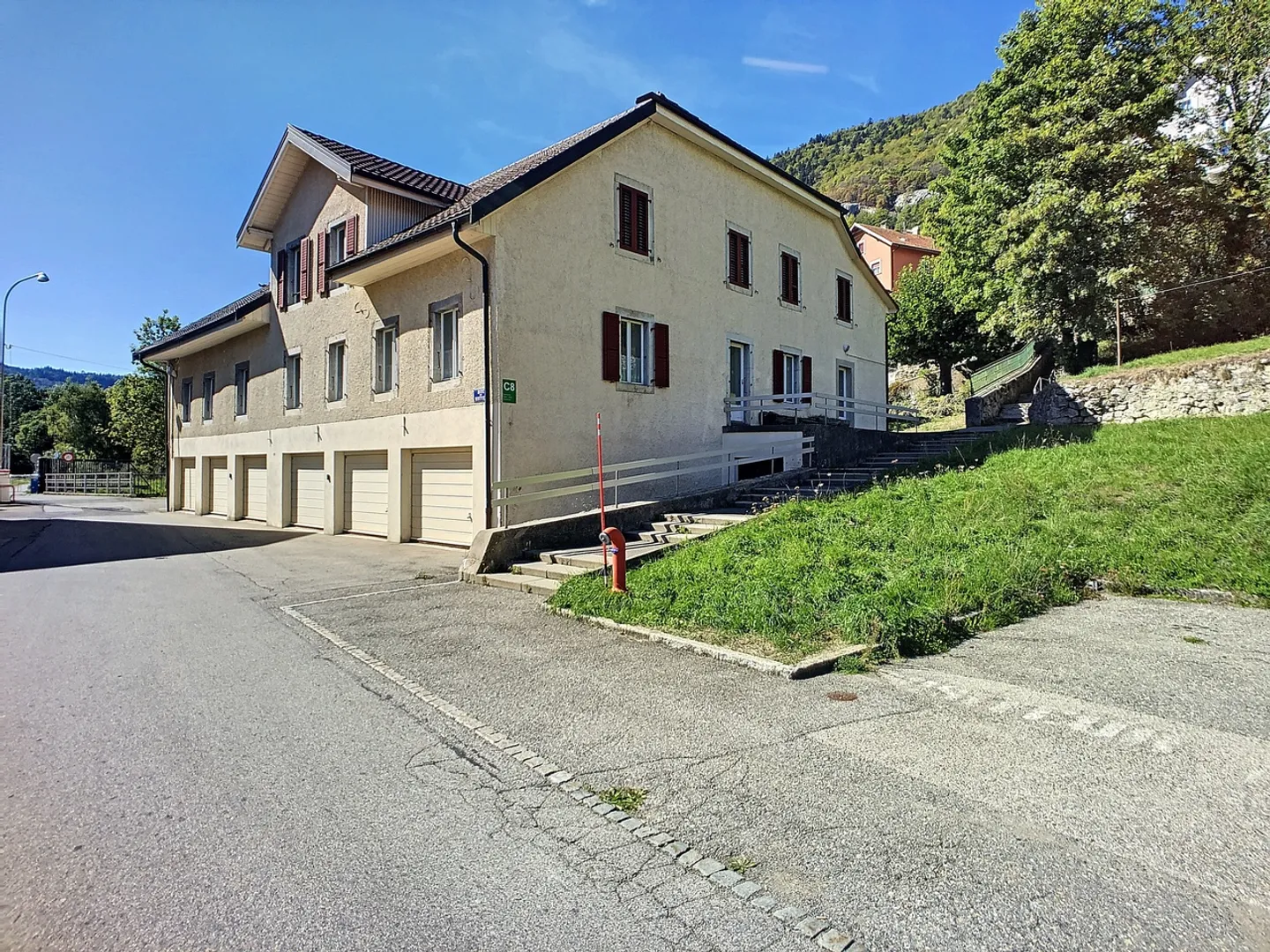Immeuble mixte de 3779 m3, avec bureaux, dépôt, habitation et garages - Photo 1 sur 13
