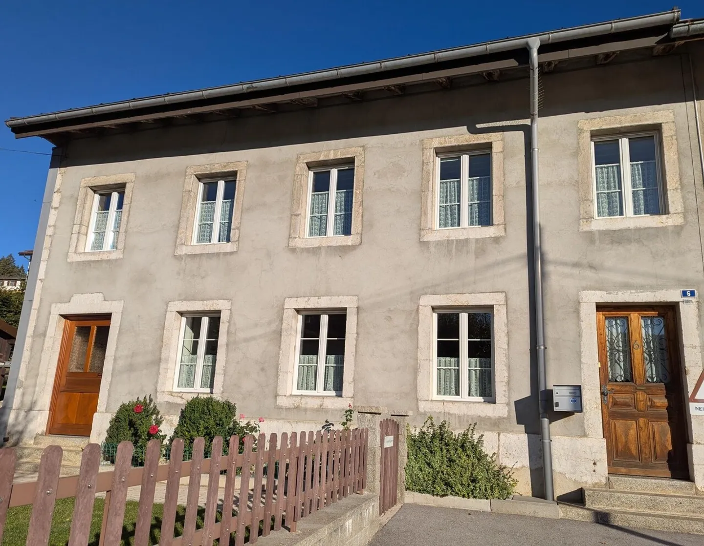 Maison mitoyenne rénovée - Photo 2 sur 13