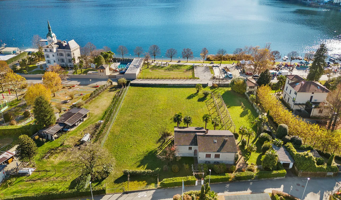 Exclusive plot in a privileged location - Photo 1 of 9