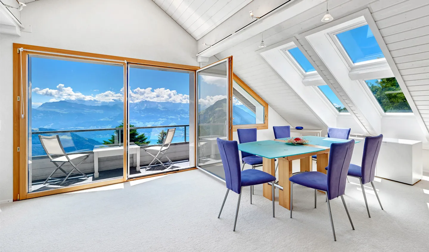 Charmante Dachwohnung mit Seeblick - Foto 1 von 9