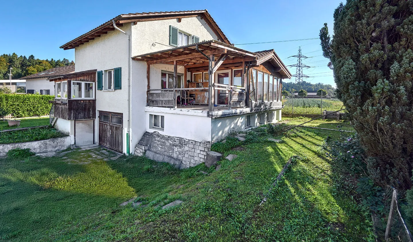 Casa unifamiliare in una posizione attraente - ideale per ristrutturazione o nuova costruzione - Foto 2 di 7
