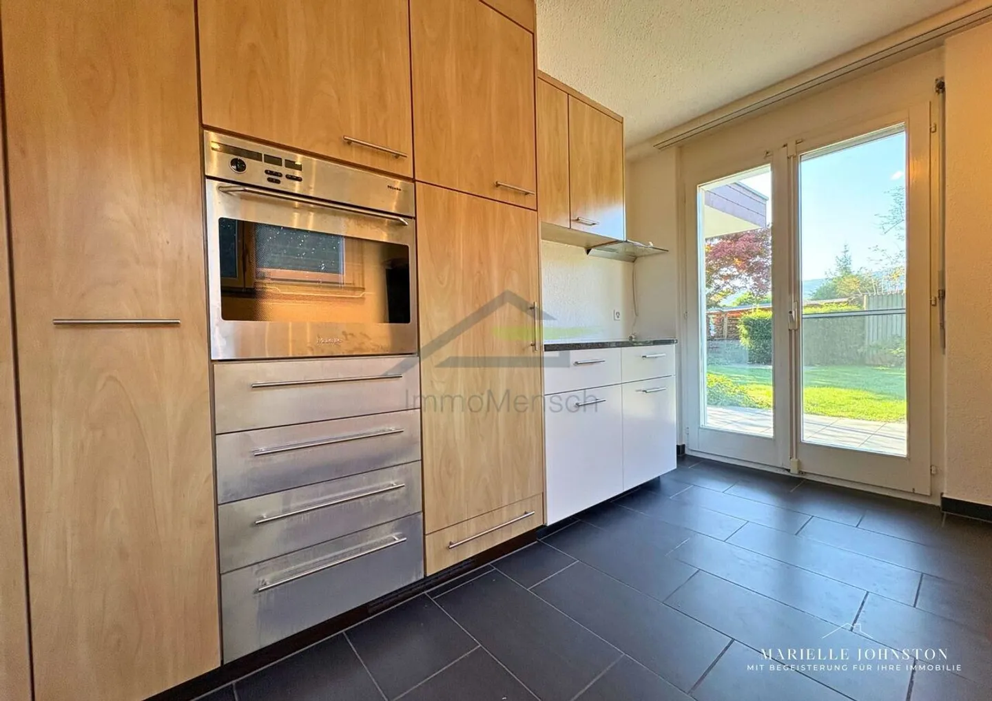 Casa unifamiliare di 4,5 stanze con bellissimo giardino a Biel-Benken - Foto 3 di 13