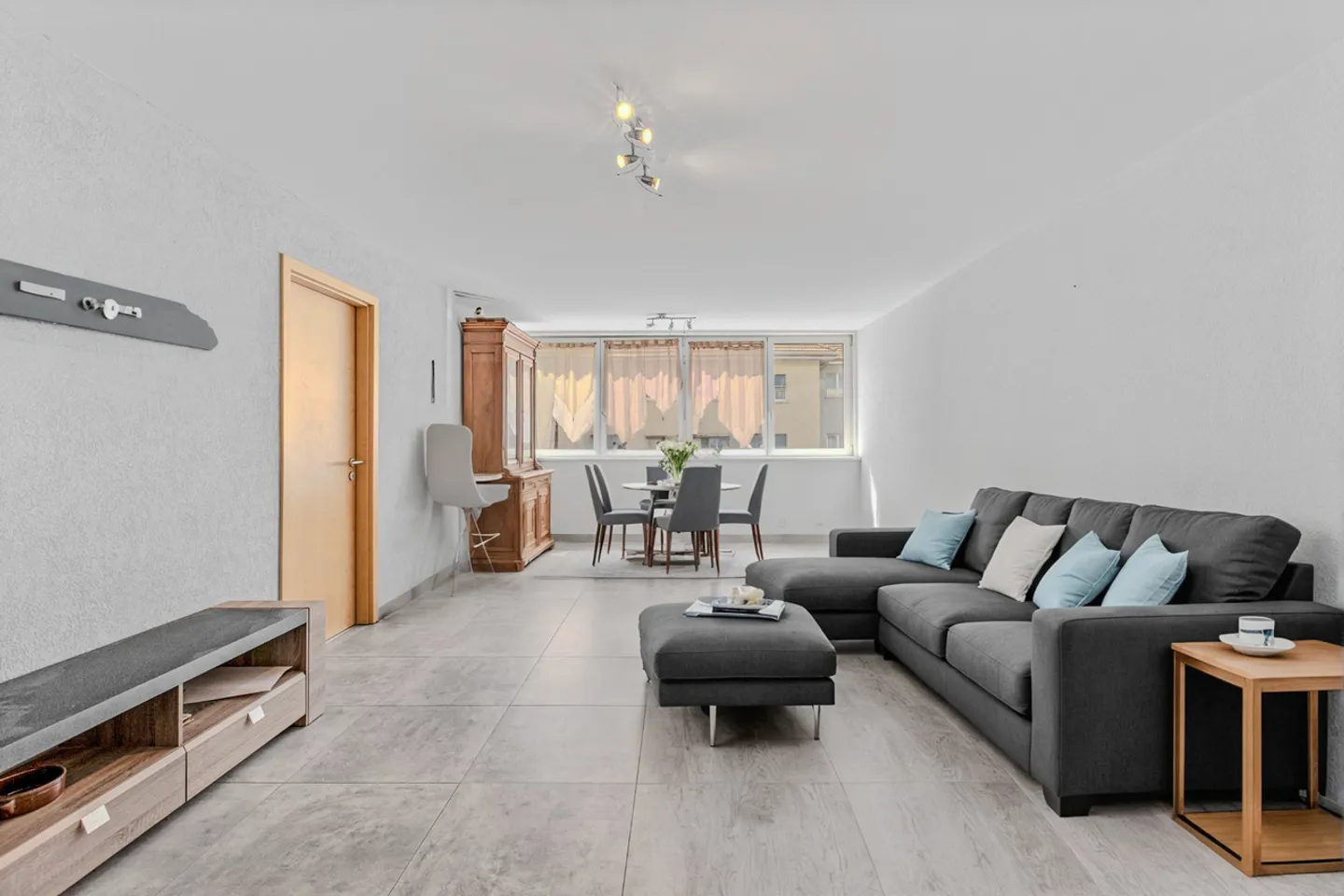 Bright 3.5 rooms with 2 parking spaces, wine cellar - Martigny center - Photo 4 of 13