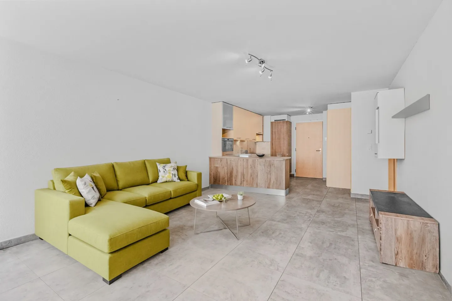 Bright 3.5 rooms with 2 parking spaces, wine cellar - Martigny center - Photo 3 of 13