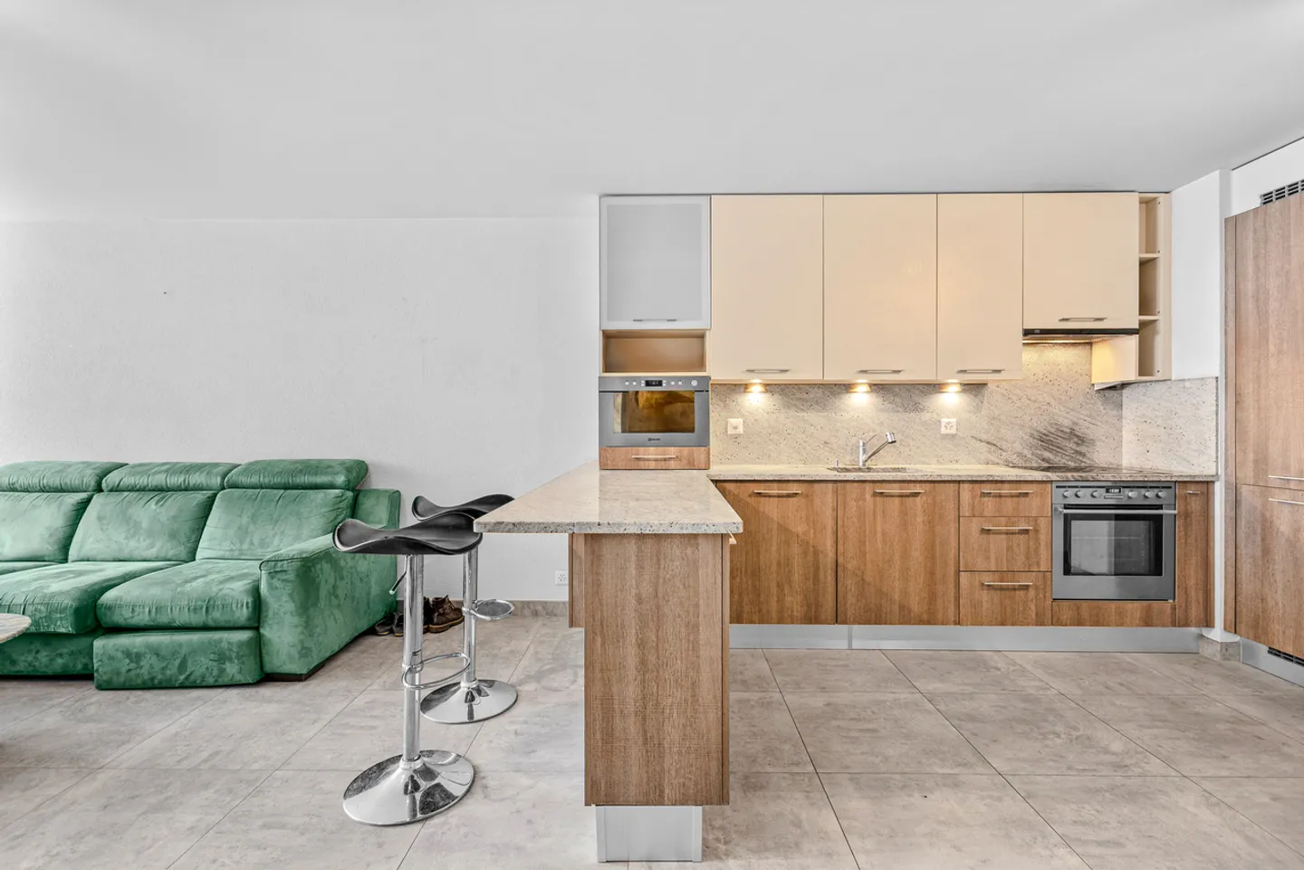 Bright 3.5 rooms with 2 parking spaces, wine cellar - Martigny center - Photo 1 of 13